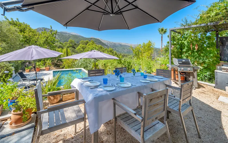 Stilvolles Einfamilienhaus mit Panoramablick auf die Tramuntana, Pool und Entwicklungspotenzial in Campanet