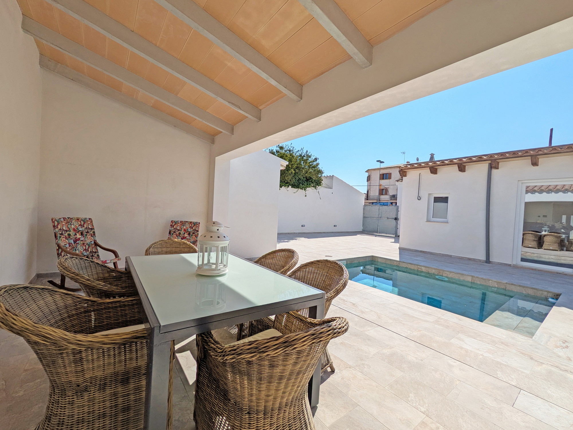 Frisch renoviertes Reihenhaus mit Pool