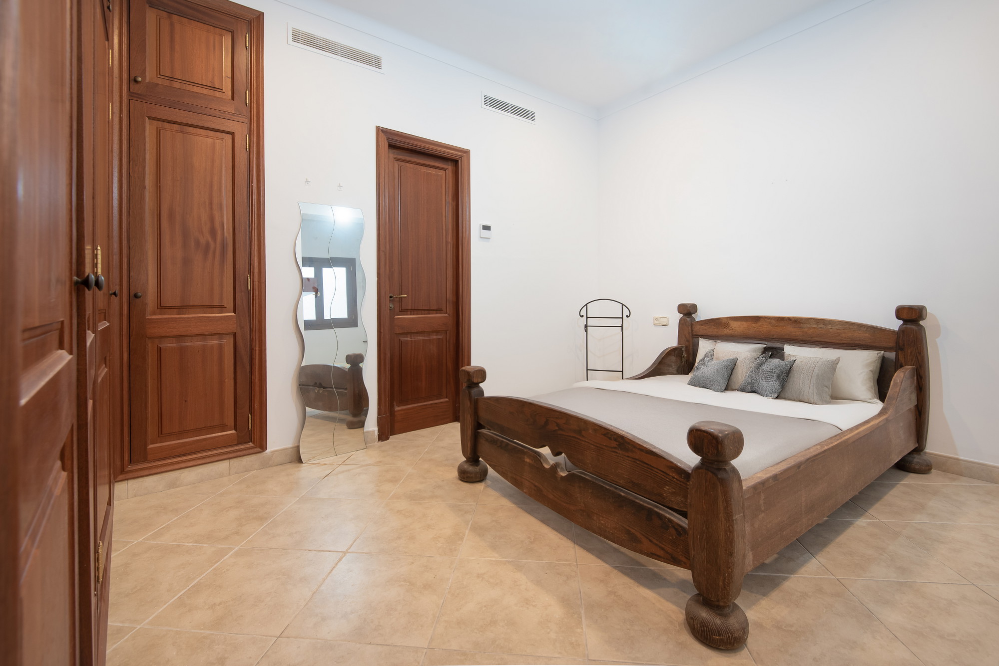 Elegant townhouse with authentic Mallorcan charm-9