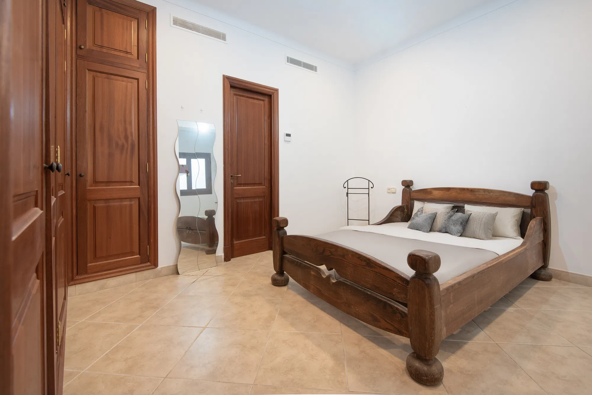 Elegant townhouse with authentic Mallorcan charm-9