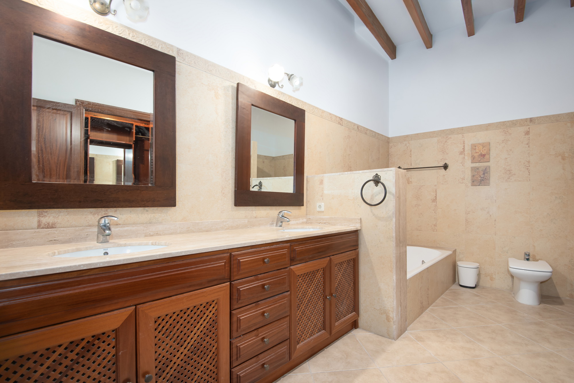 Elegant townhouse with authentic Mallorcan charm-10