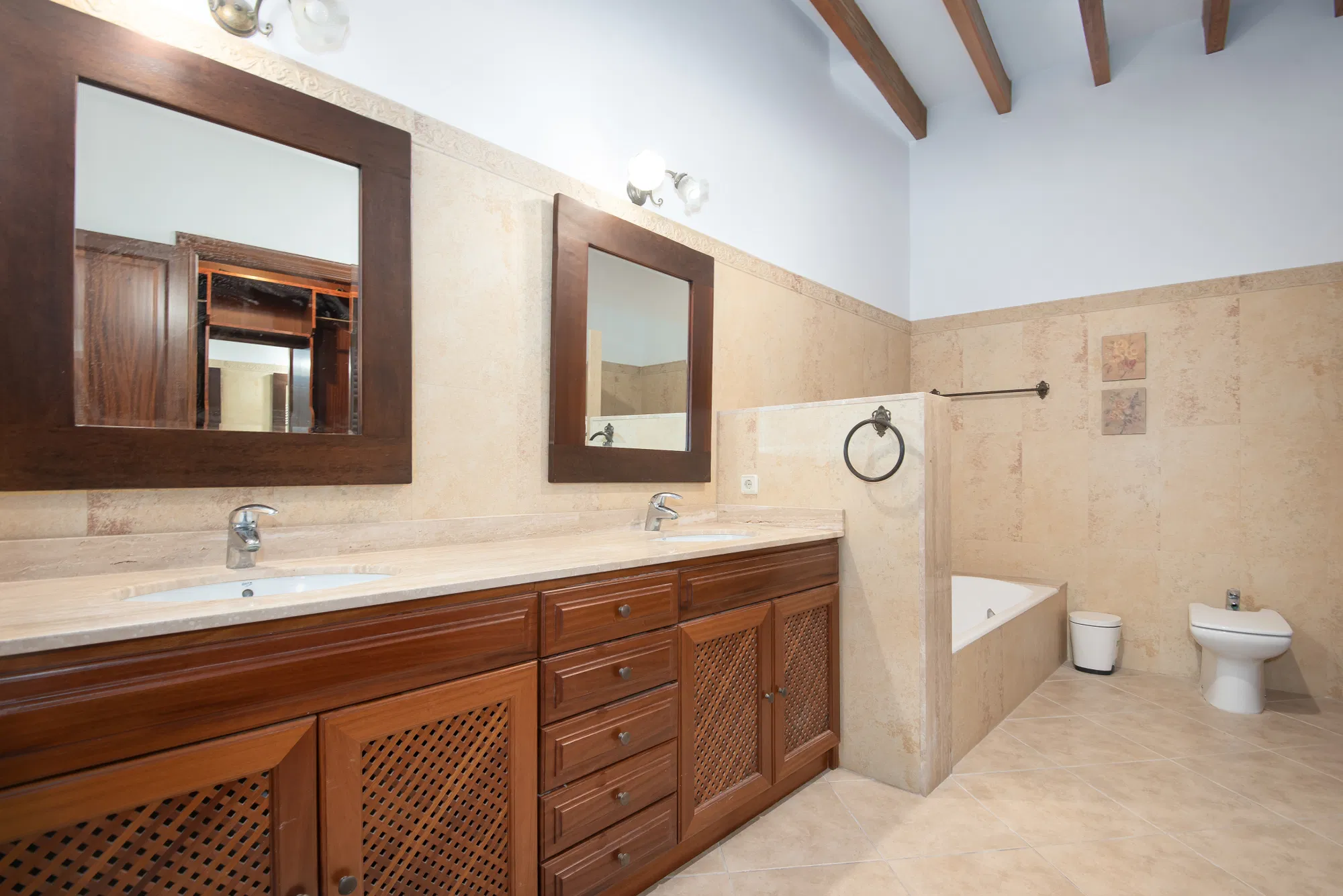 Elegant townhouse with authentic Mallorcan charm-10