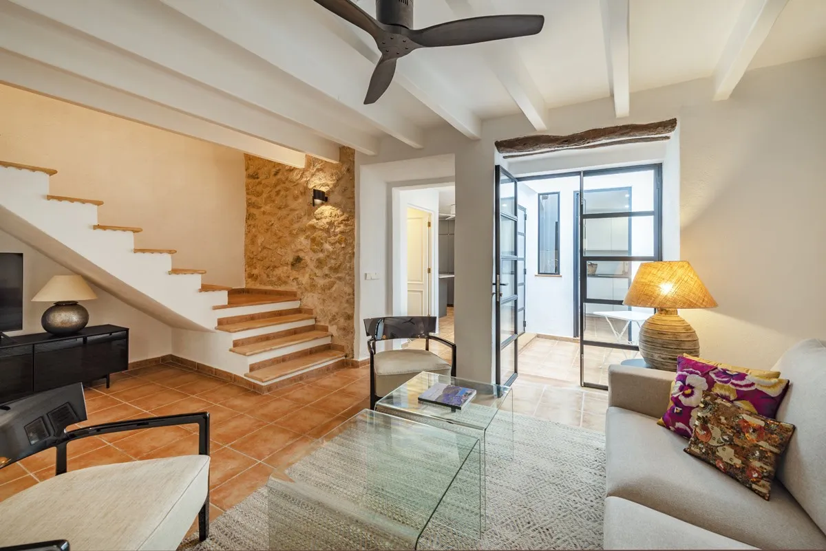 Smagfuldt renoveret, energieffektivt rækkehus i Pollensa, Mallorca-1