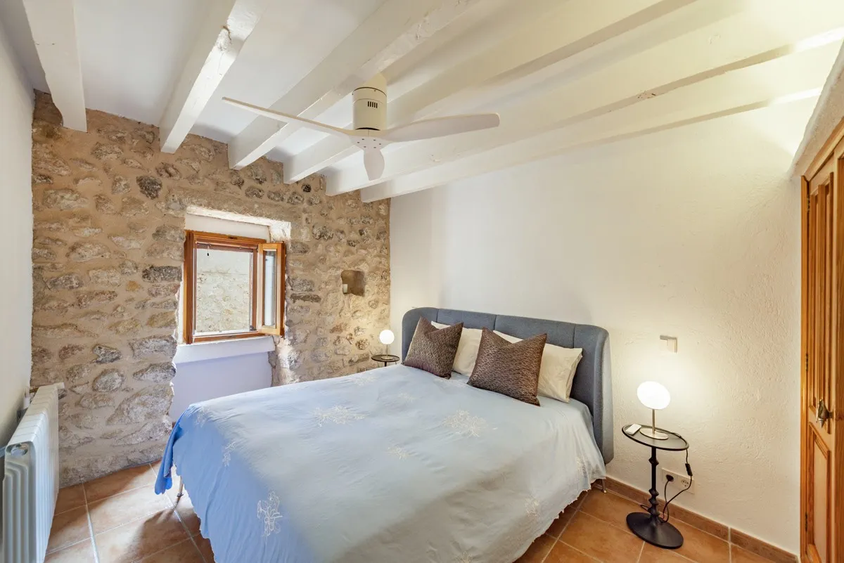 Smagfuldt renoveret, energieffektivt rækkehus i Pollensa, Mallorca-10