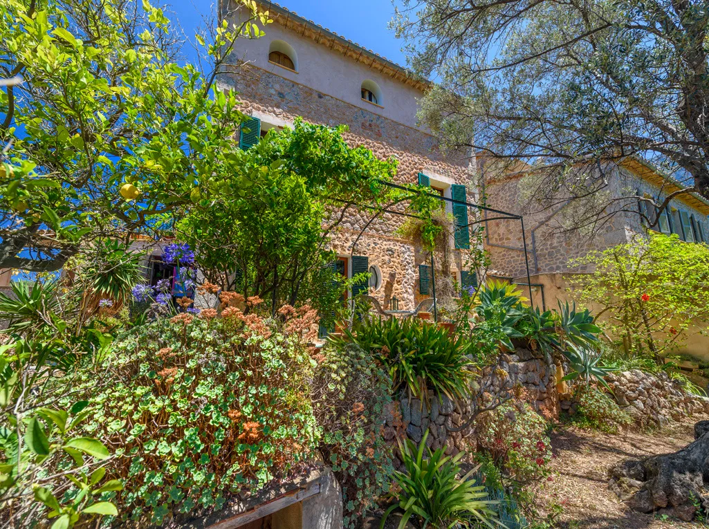 Detached stone house in Deià-16