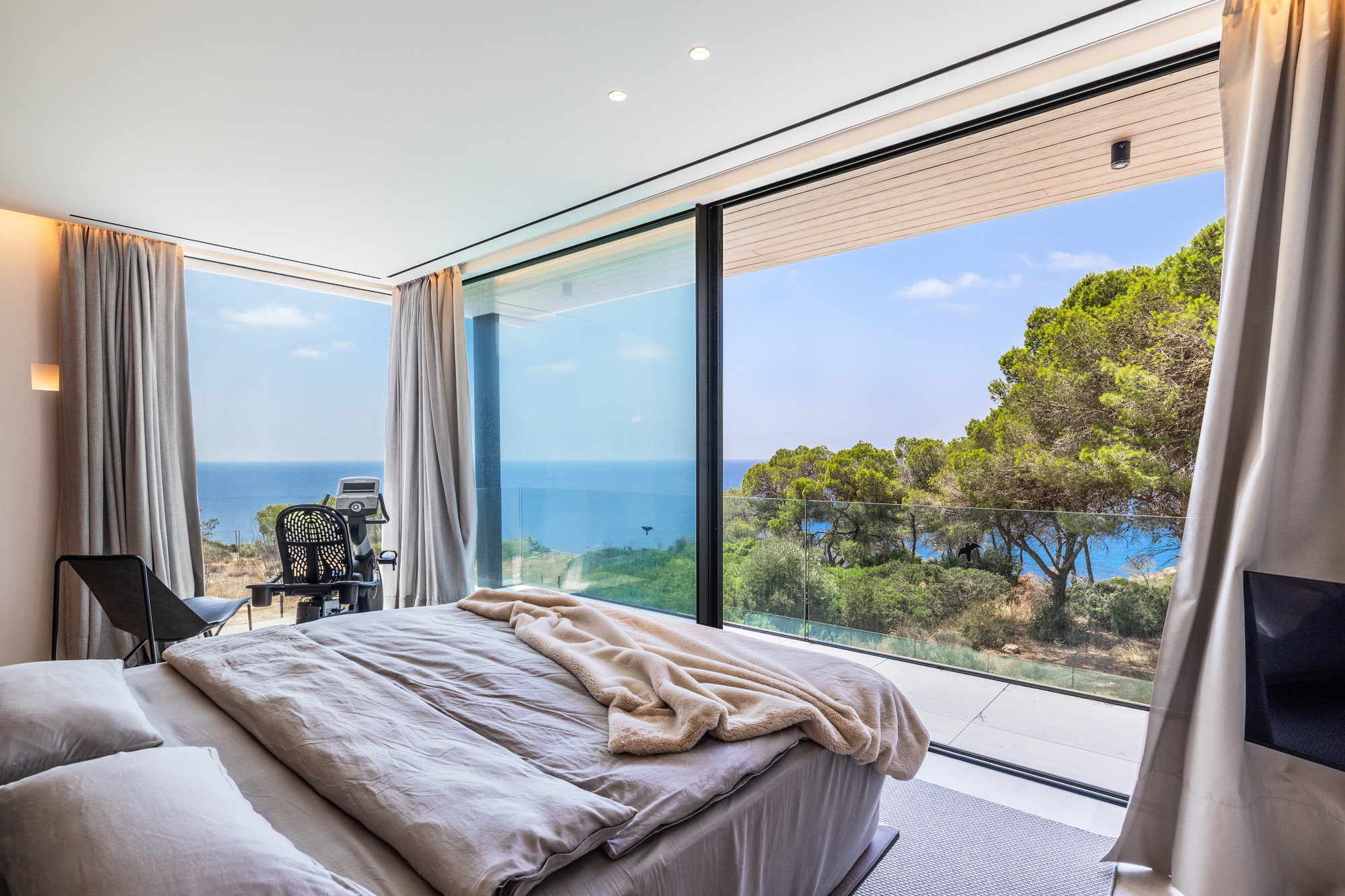 Stunning villa overlooking the Mediterranean-15