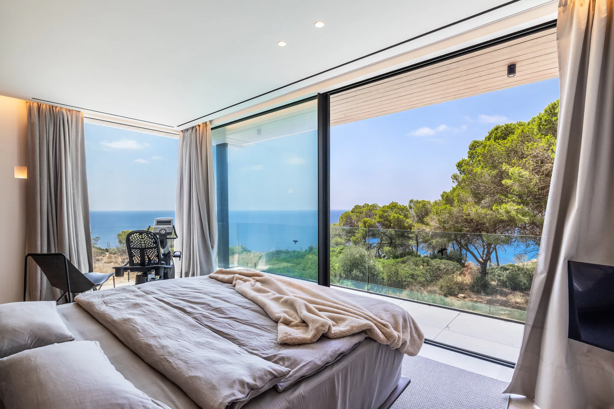 Stunning villa overlooking the Mediterranean-15