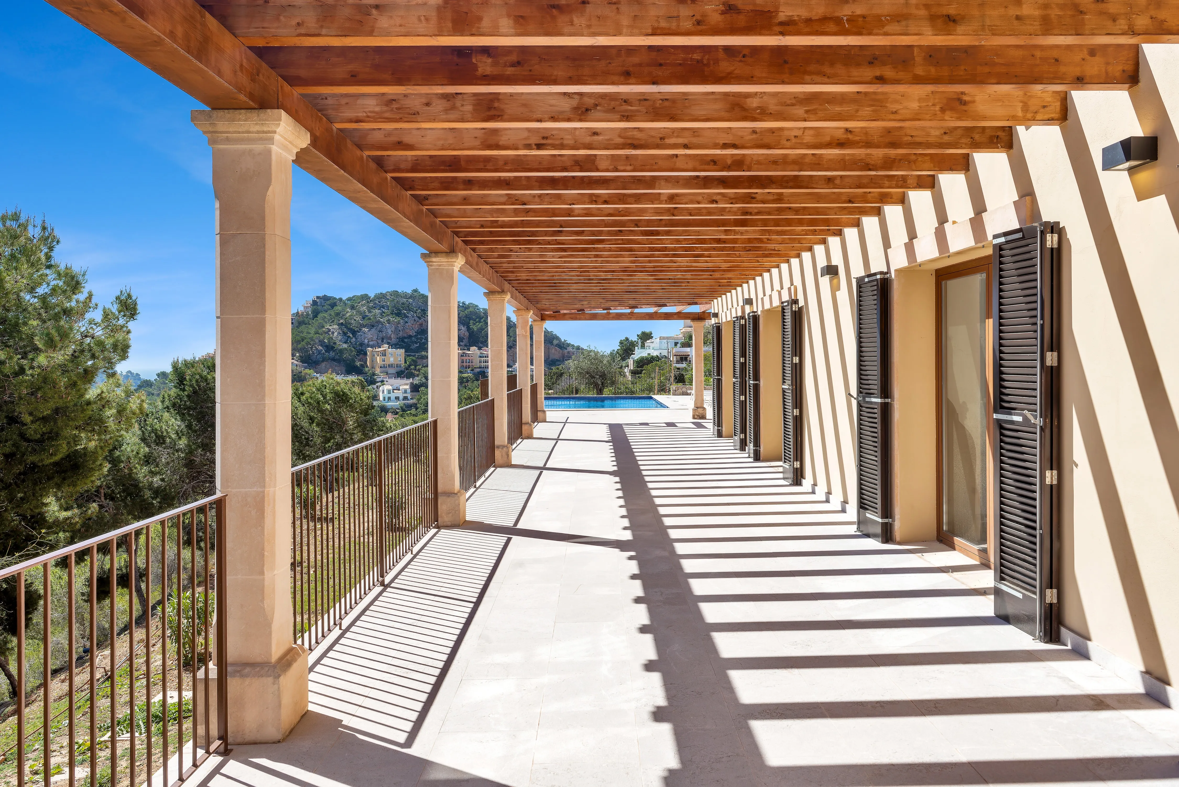 Впечатляющий особняк с видом на гавань-21