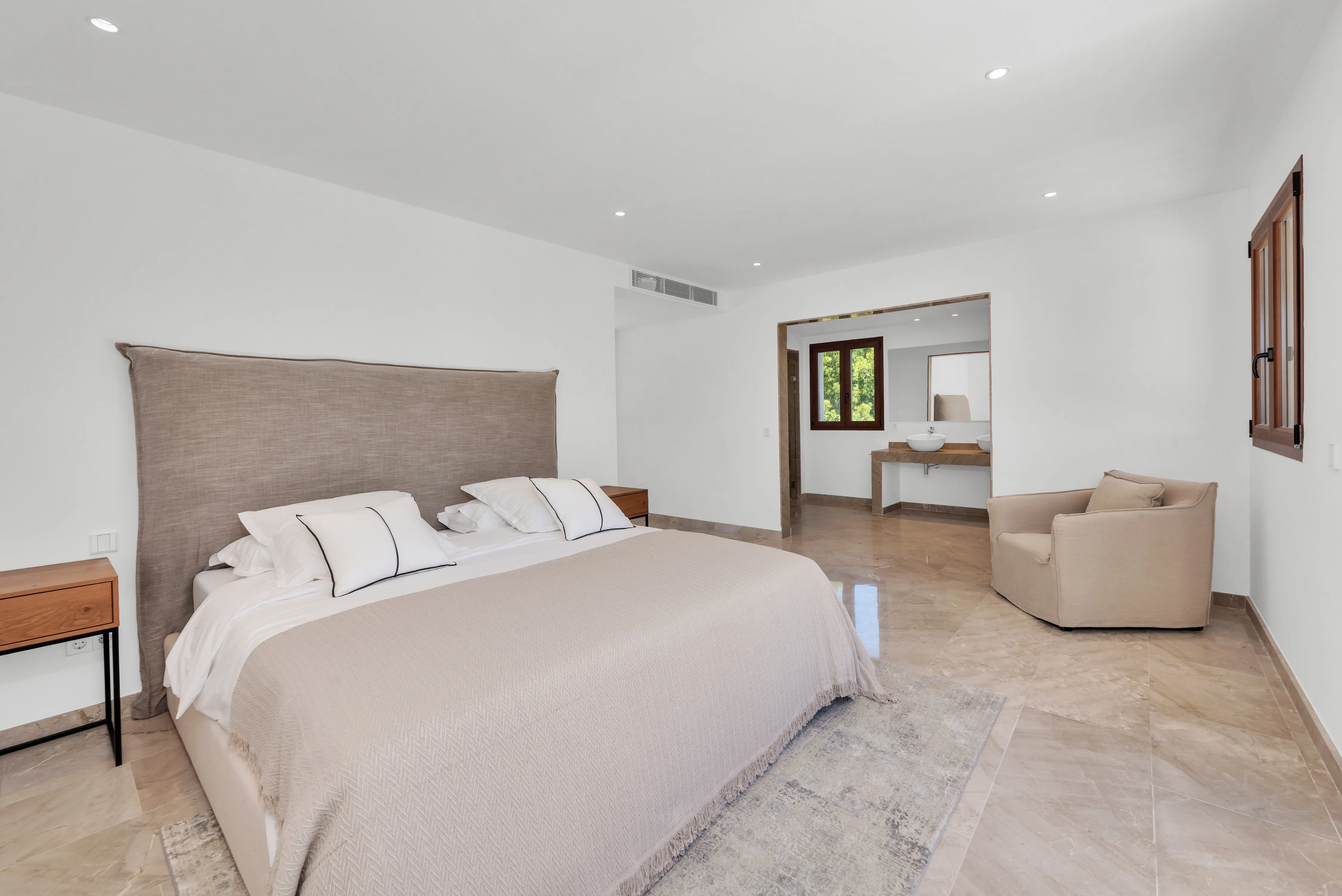 Superb property with views over the harbour-29