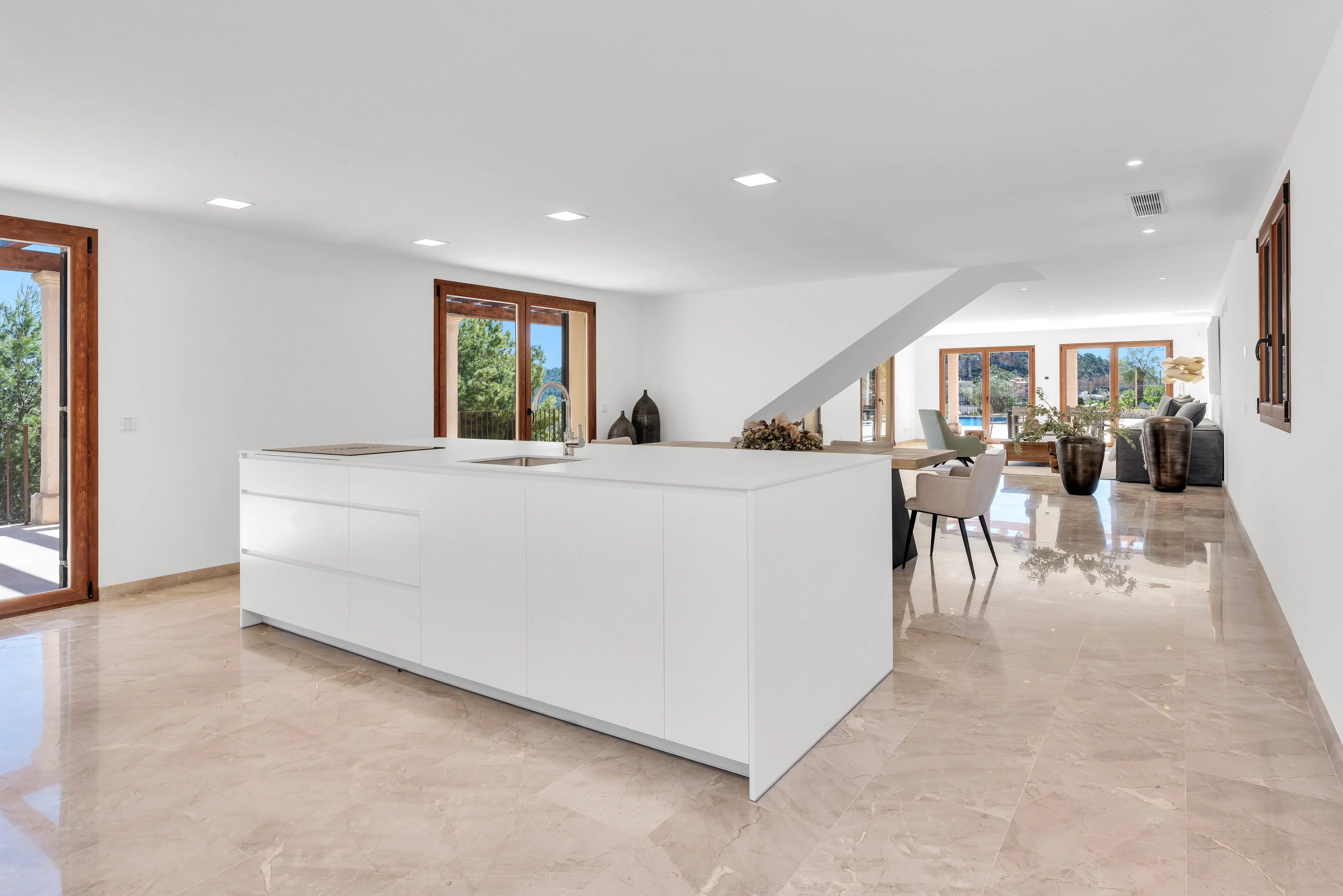 Впечатляющий особняк с видом на гавань-16