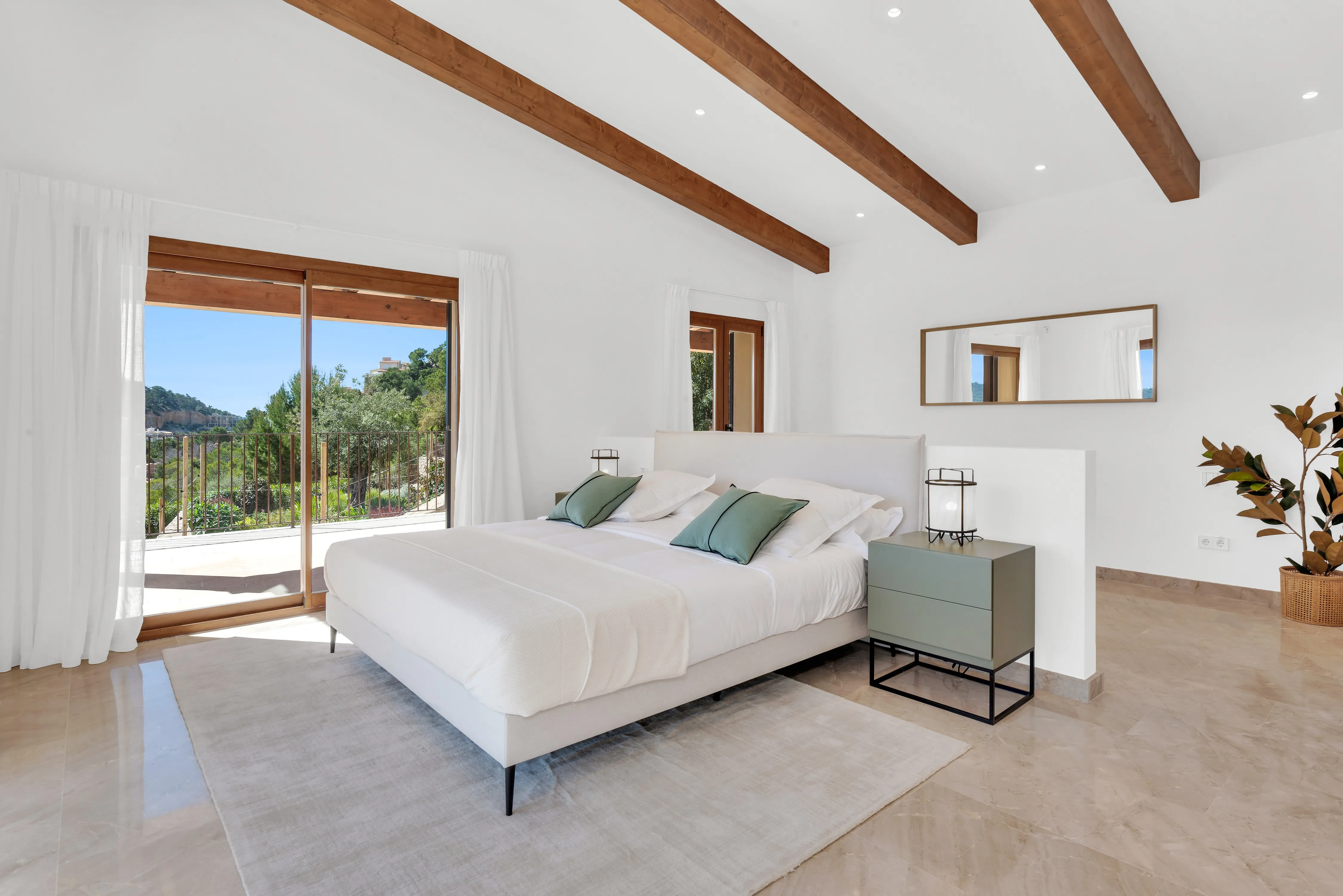 Впечатляющий особняк с видом на гавань-19