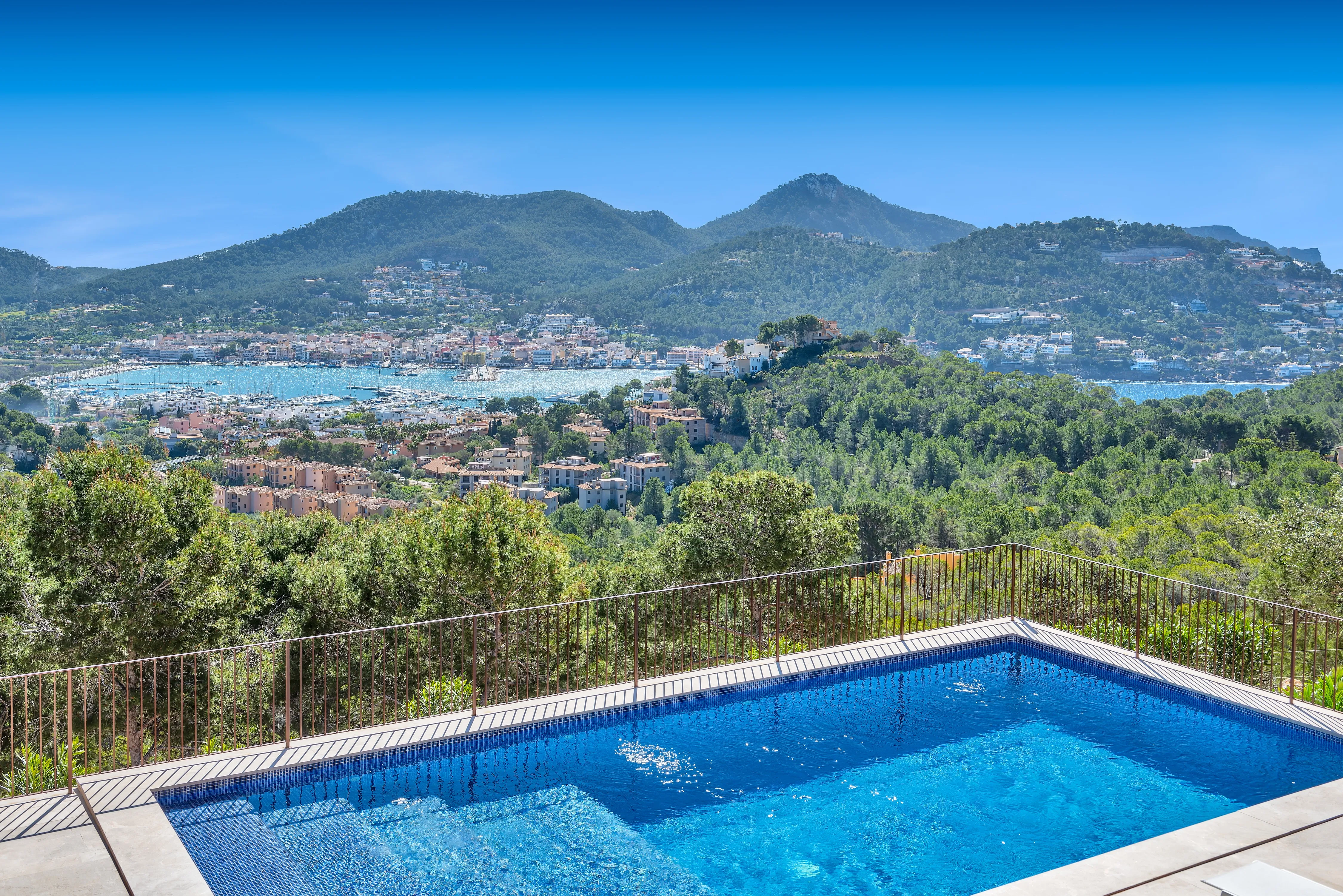 Superb property with views over the harbour-4