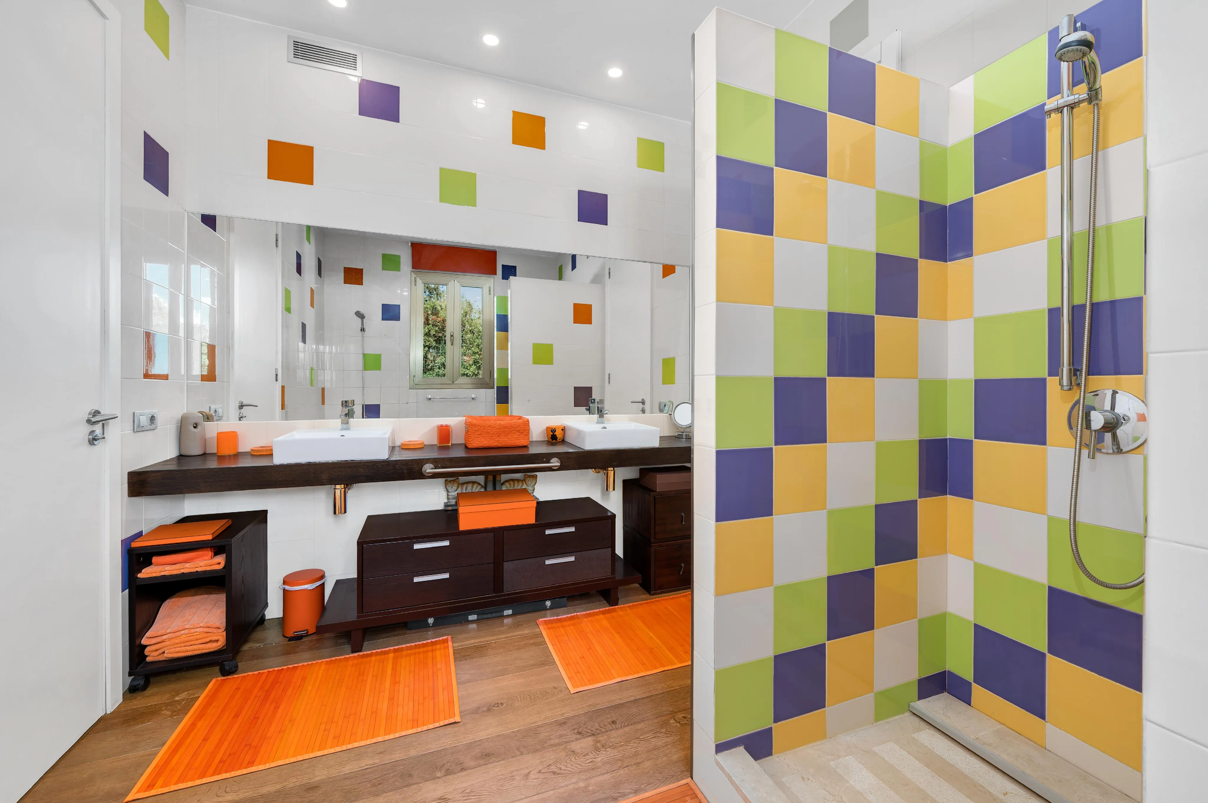 Preciosa villa moderna con vistas verdes y despejadas-8