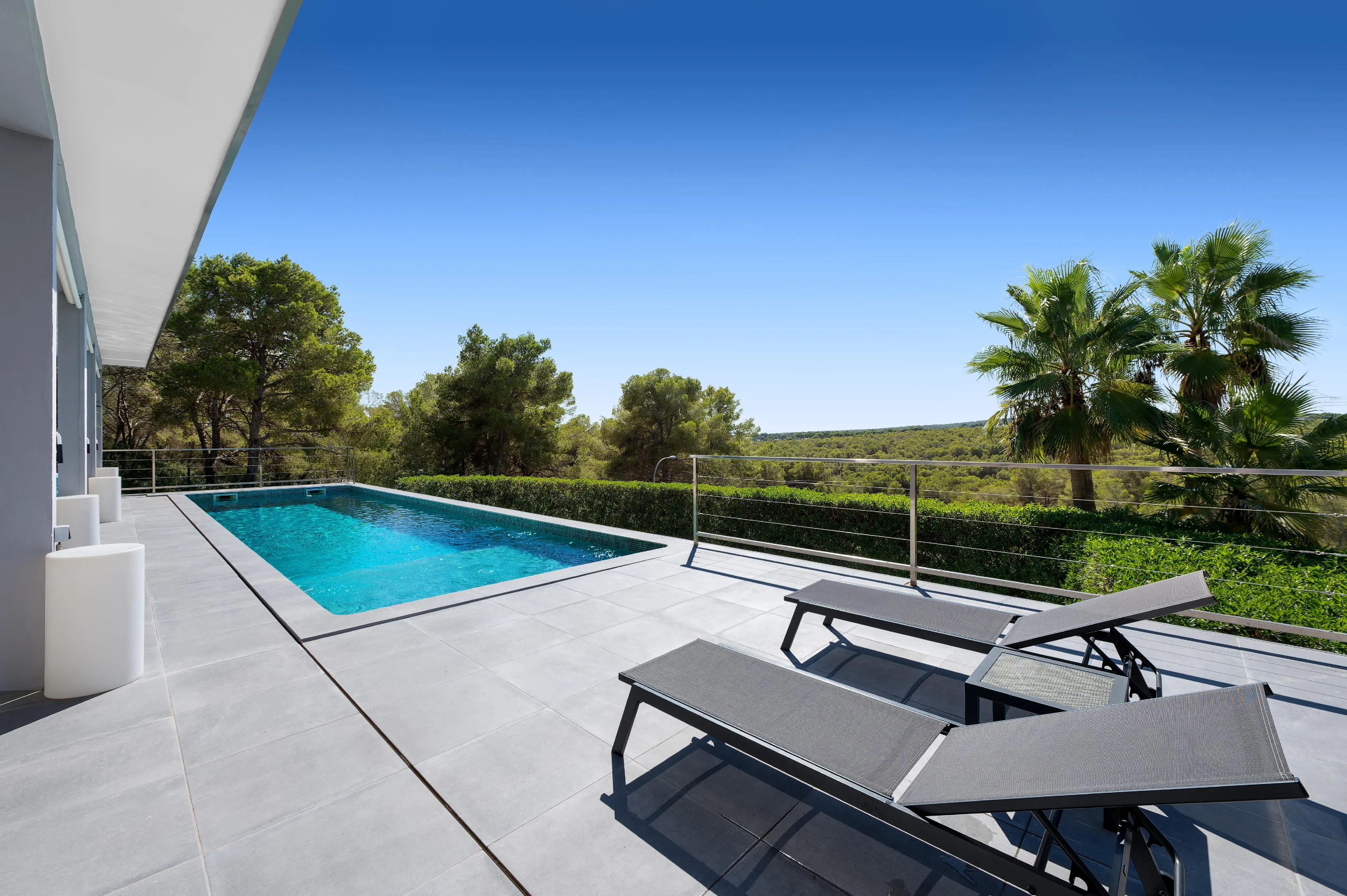 Preciosa villa moderna con vistas verdes y despejadas-16