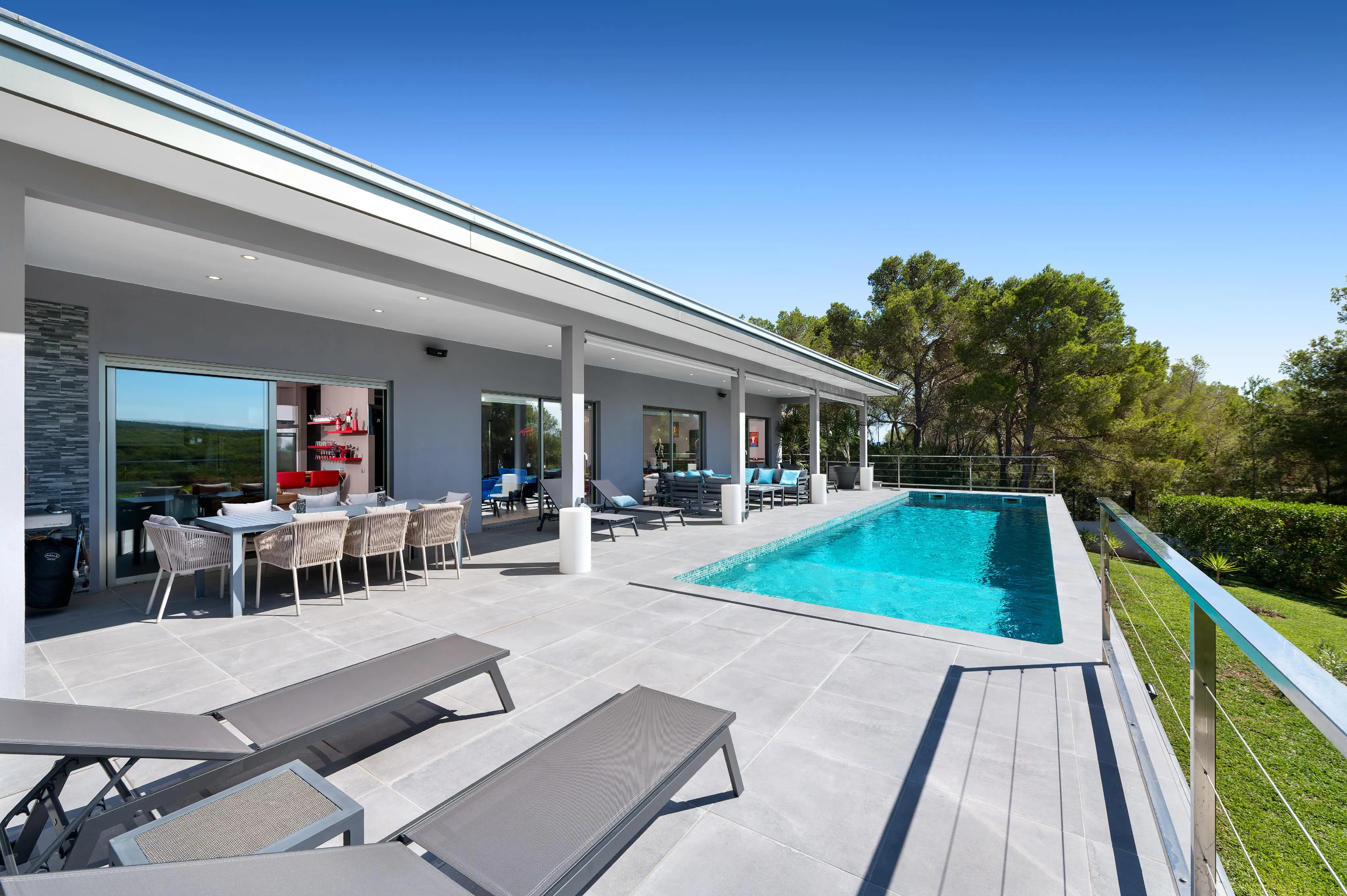 Preciosa villa moderna con vistas verdes y despejadas-15