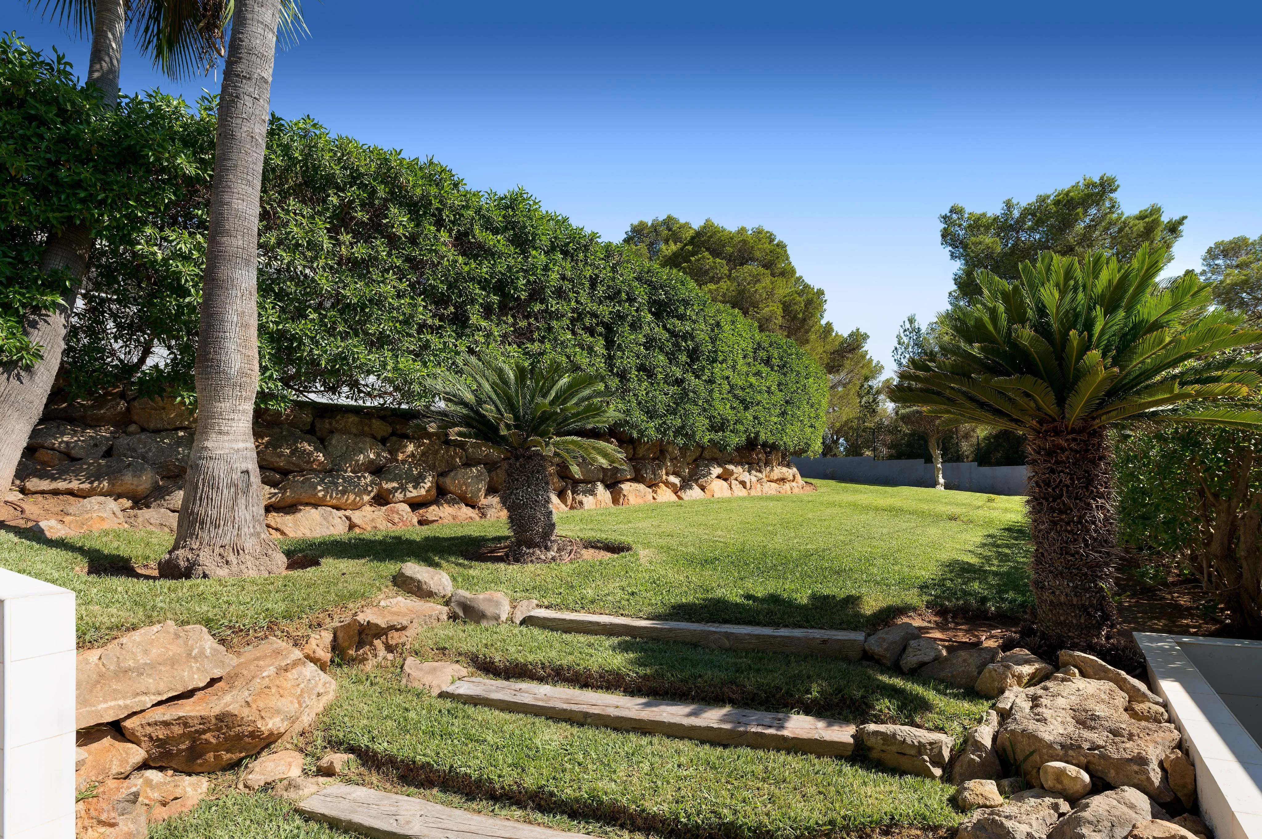 Preciosa villa moderna con vistas verdes y despejadas-18