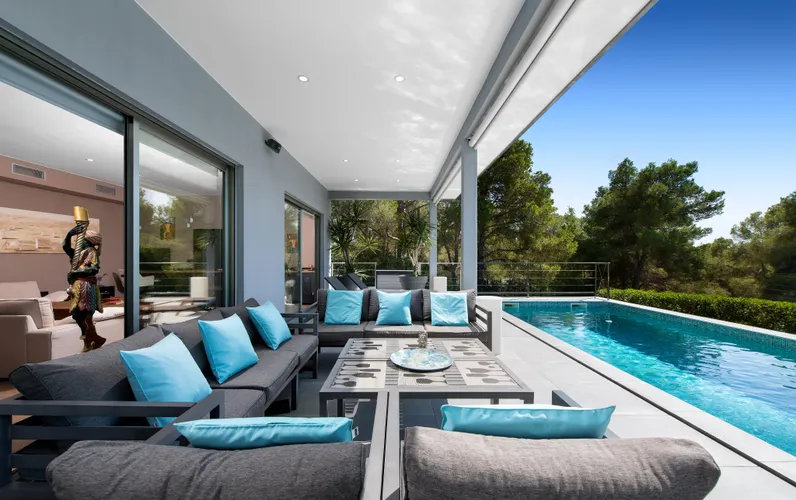 Piękna, nowoczesna willa z zielonymi i otwartymi widokami