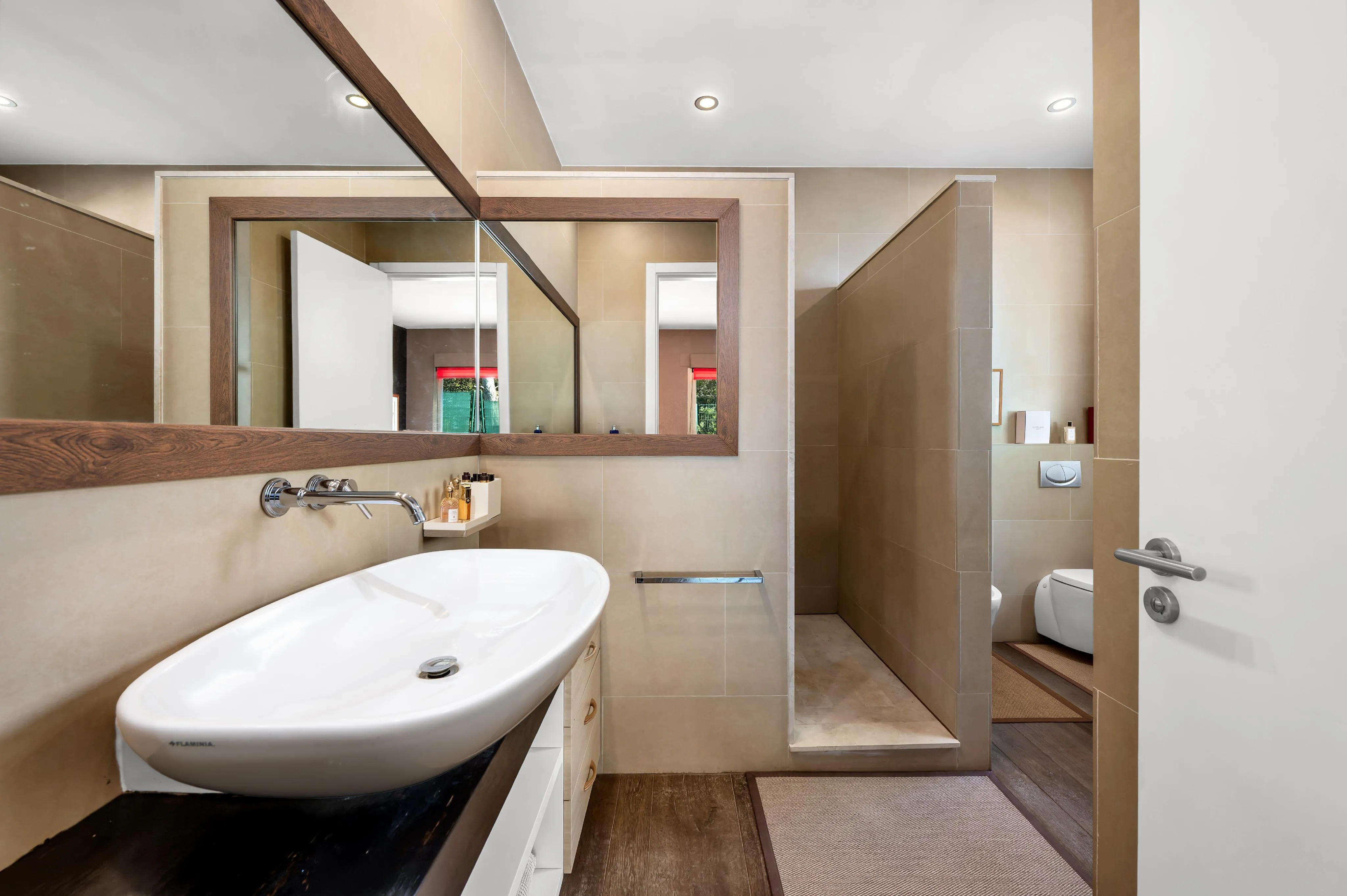 Smuk moderne villa med grøn og åben udsigt-12