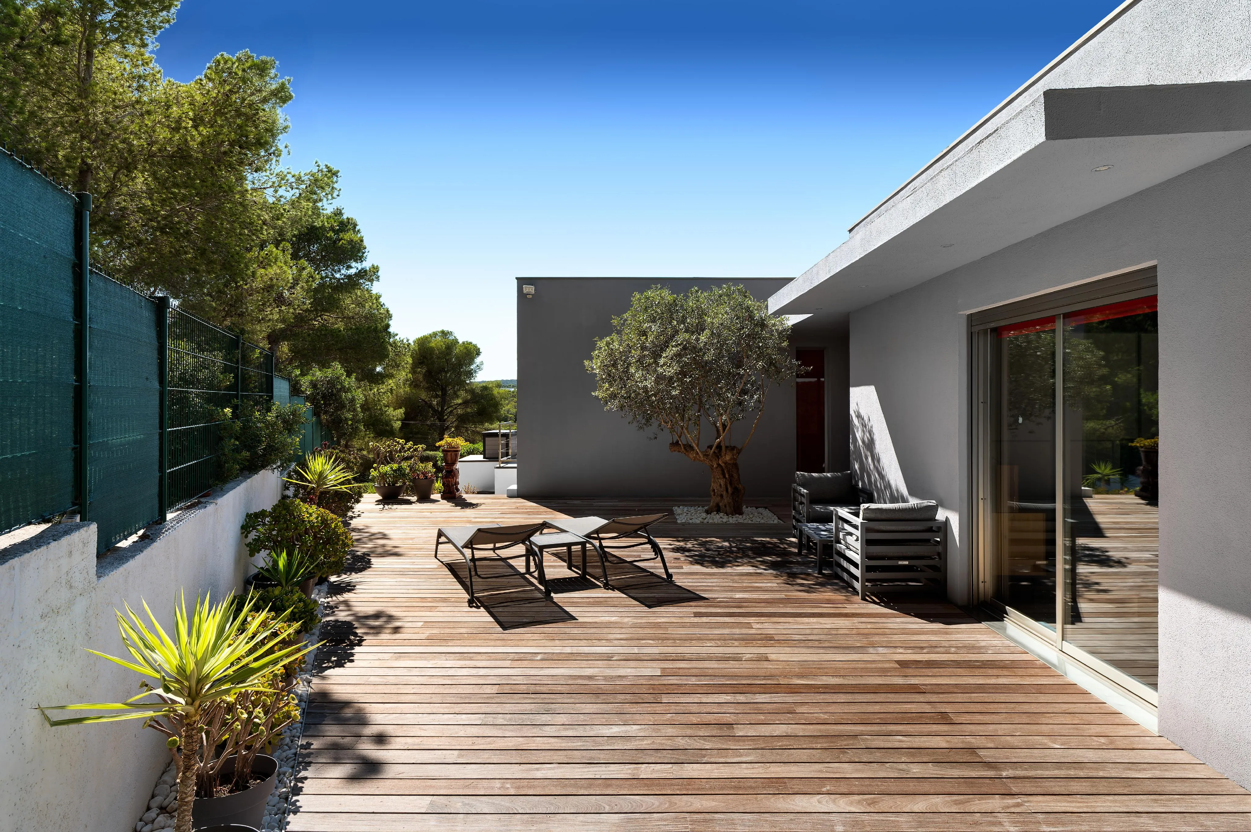 Preciosa villa moderna con vistas verdes y despejadas-17