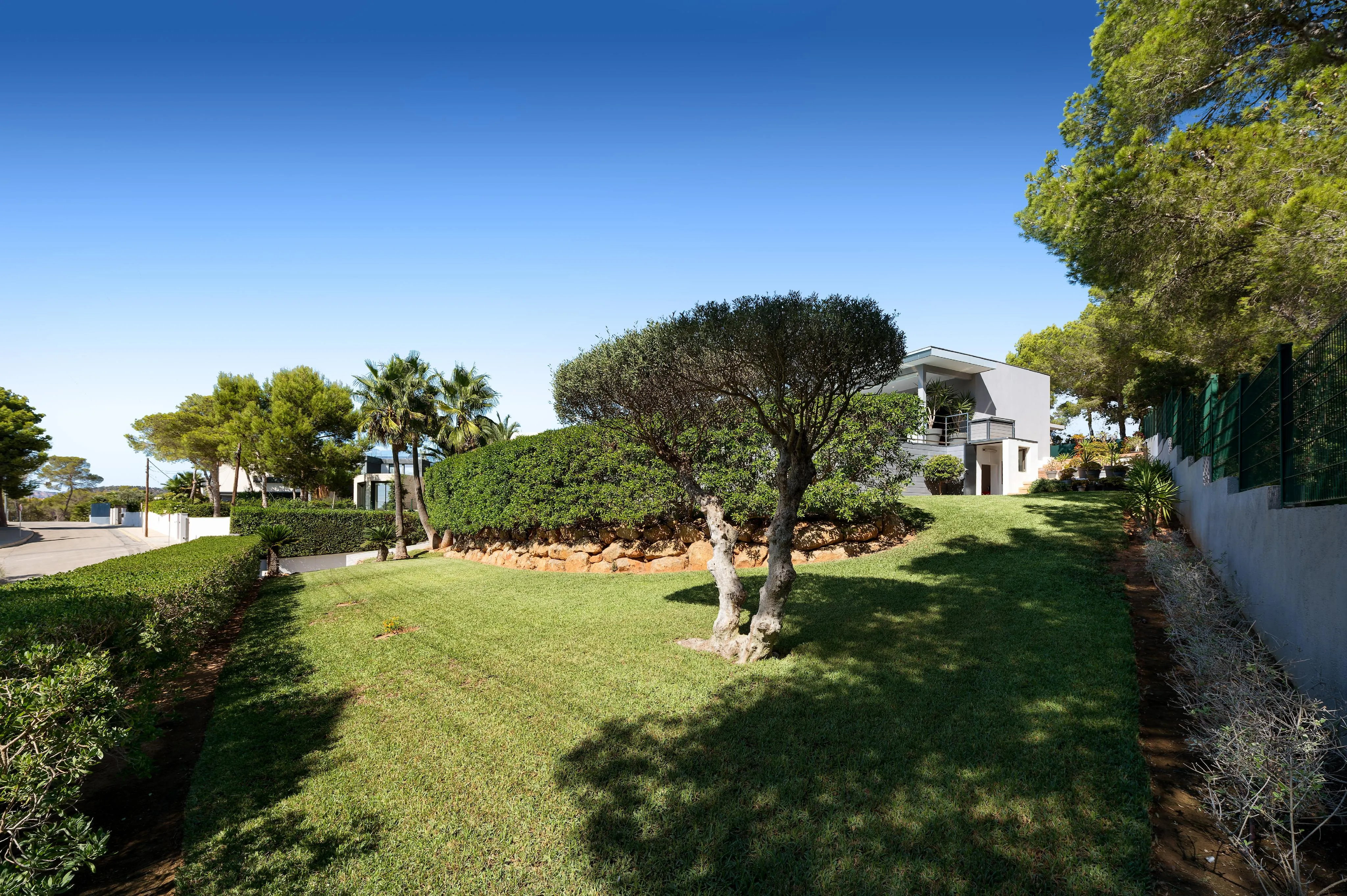 Smuk moderne villa med grøn og åben udsigt-19