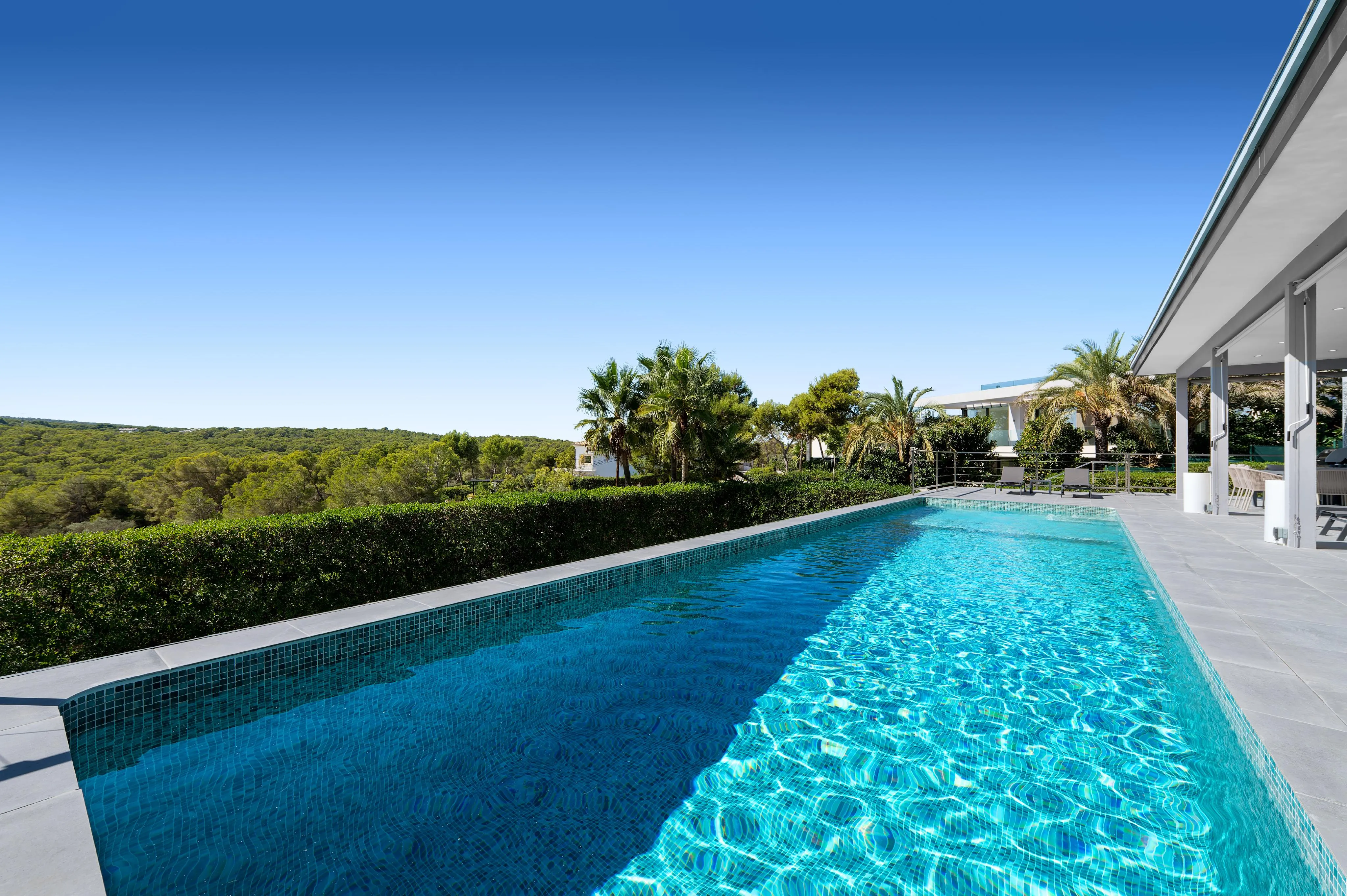 Preciosa villa moderna con vistas verdes y despejadas-14