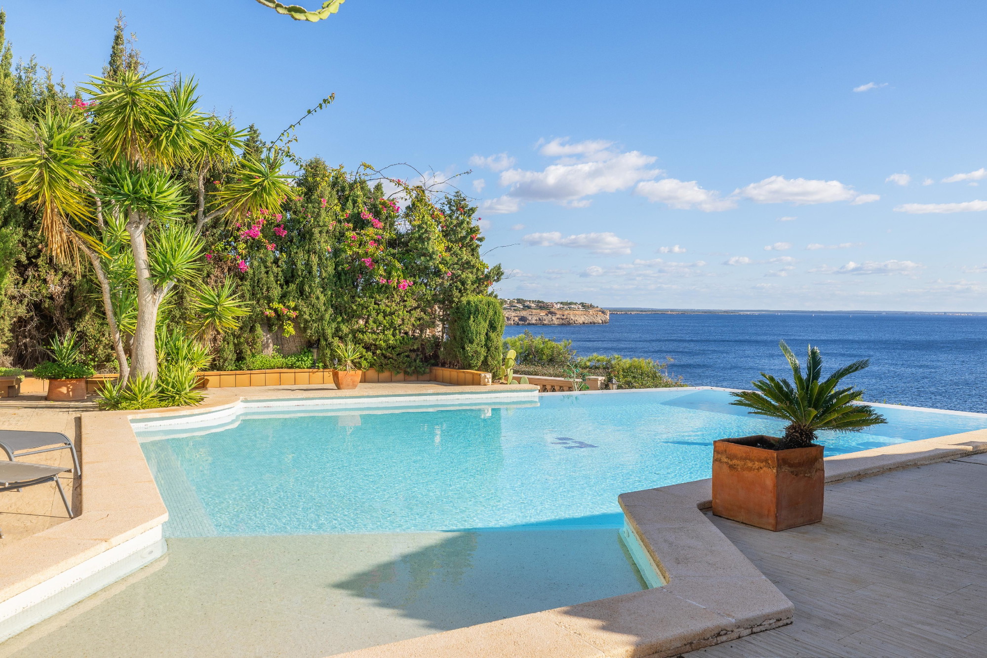 Villa in prima linea di mare con punto di vista privato sulla scogliera