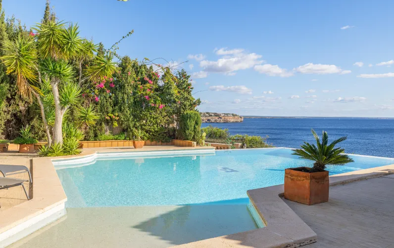 Villa in erster Meereslinie mit privatem Aussichtspunkt an der Klippe
