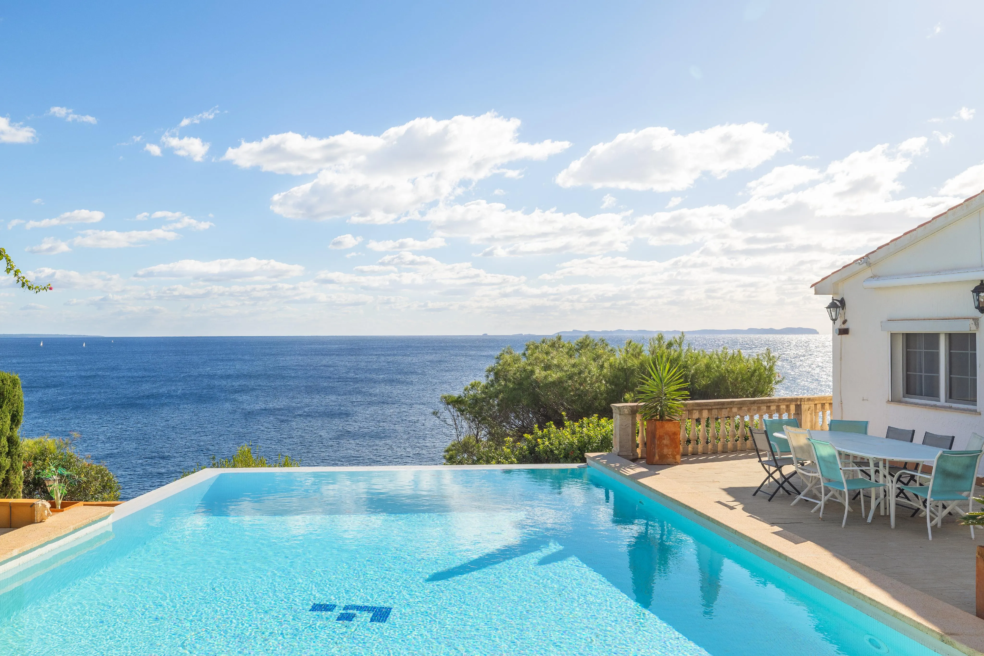 Vila enfront del mar amb mirador privat sobre els penya-segats-1