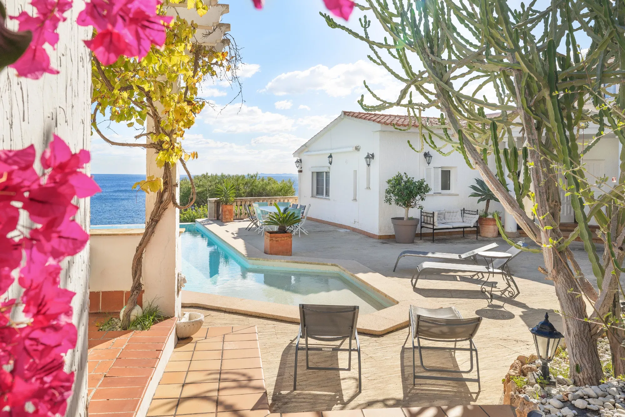 Villa i første havlinje med privat udsigtspunkt på klippen-2