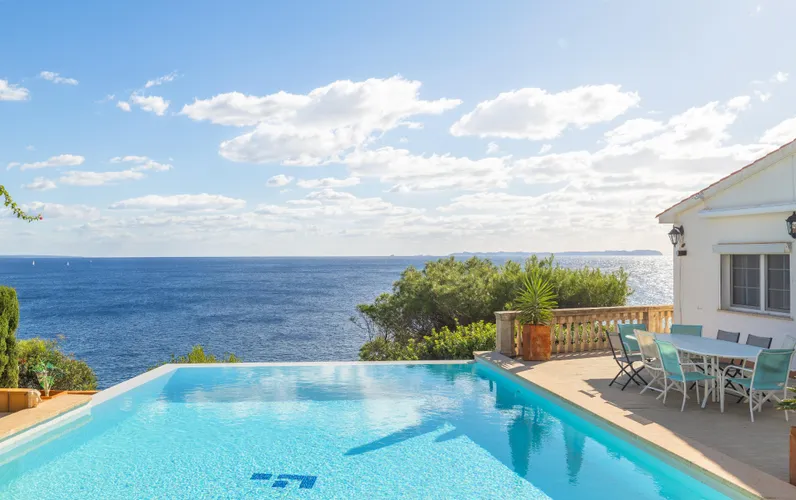 Frontline villa with exclusive lookout