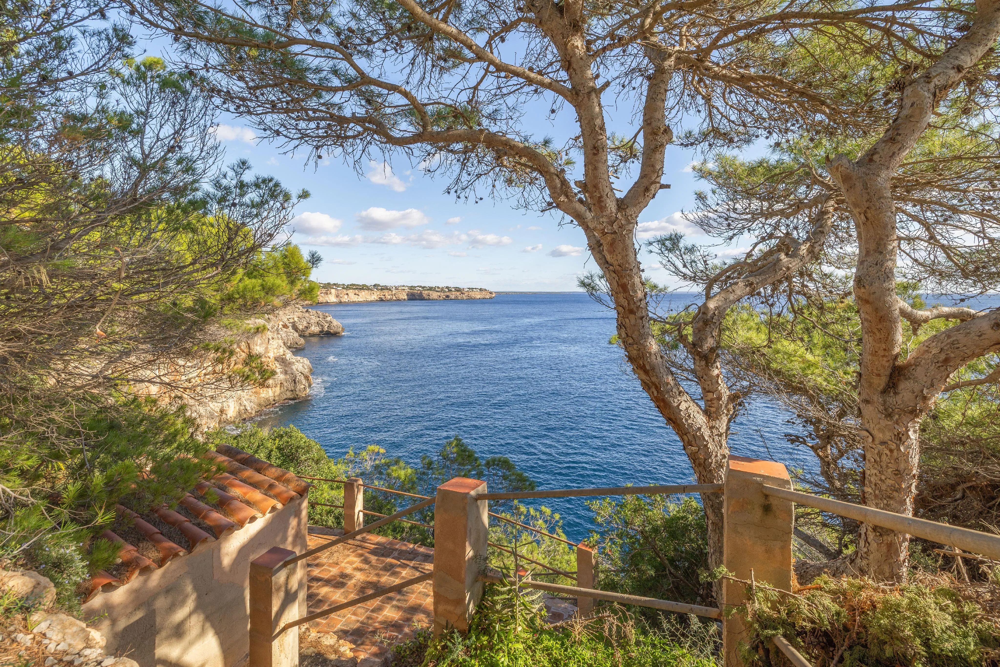 Vila enfront del mar amb mirador privat sobre els penya-segats-5