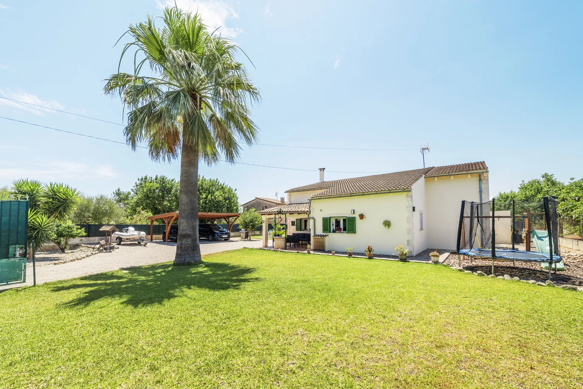 Charming country house with a guest suite and citrus orchard-1