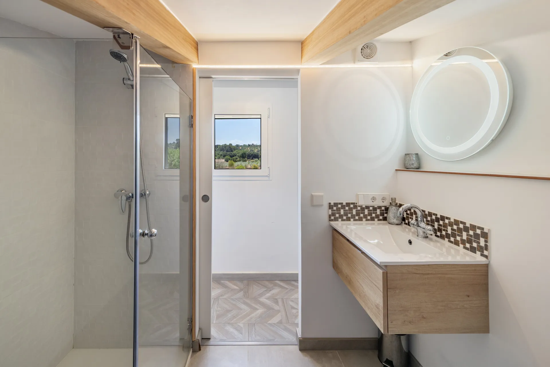 Charming country house with a guest suite and citrus orchard-15