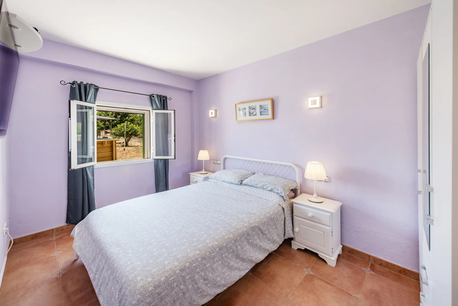 Charming country house with a guest suite and citrus orchard-12