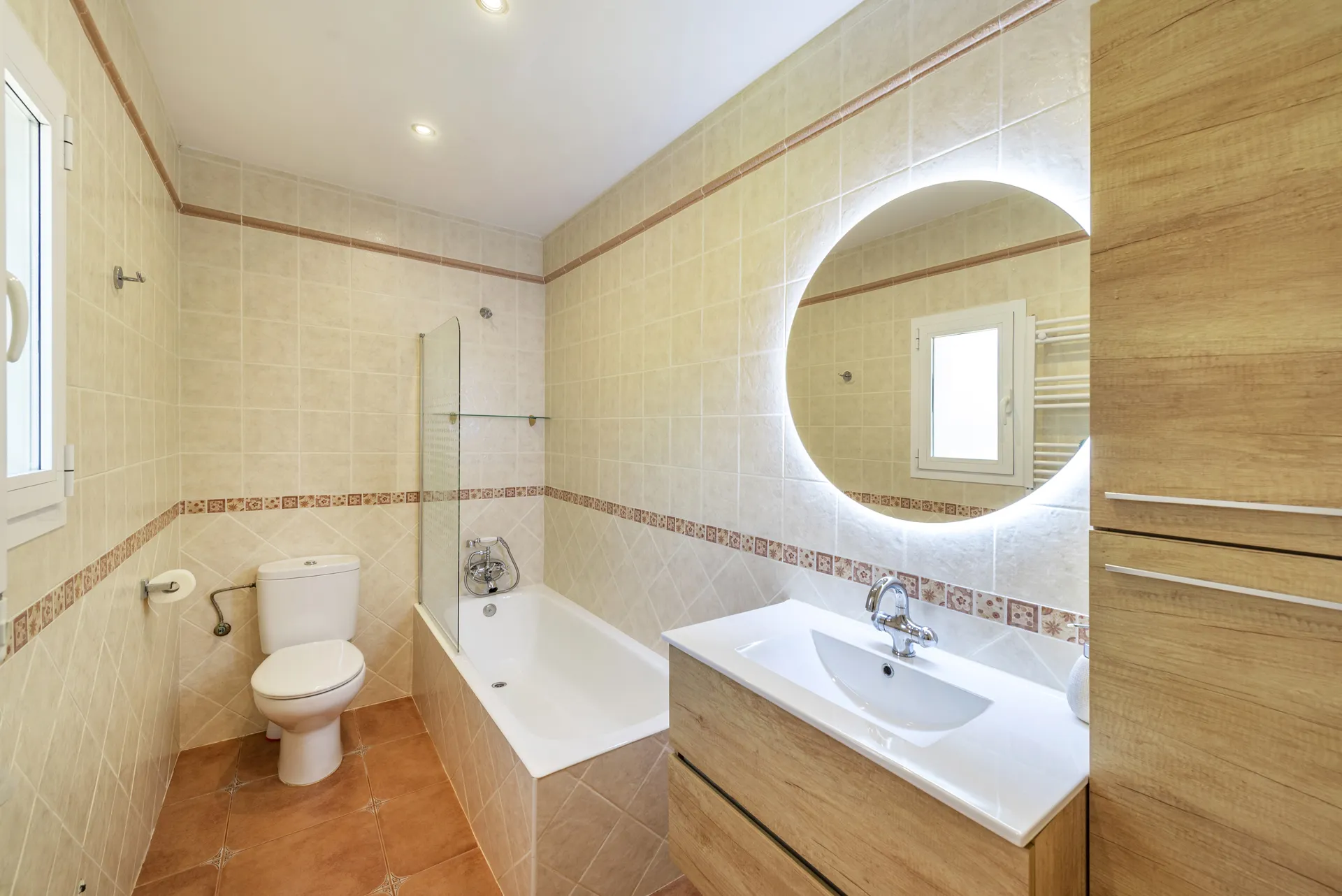 Charming country house with a guest suite and citrus orchard-13