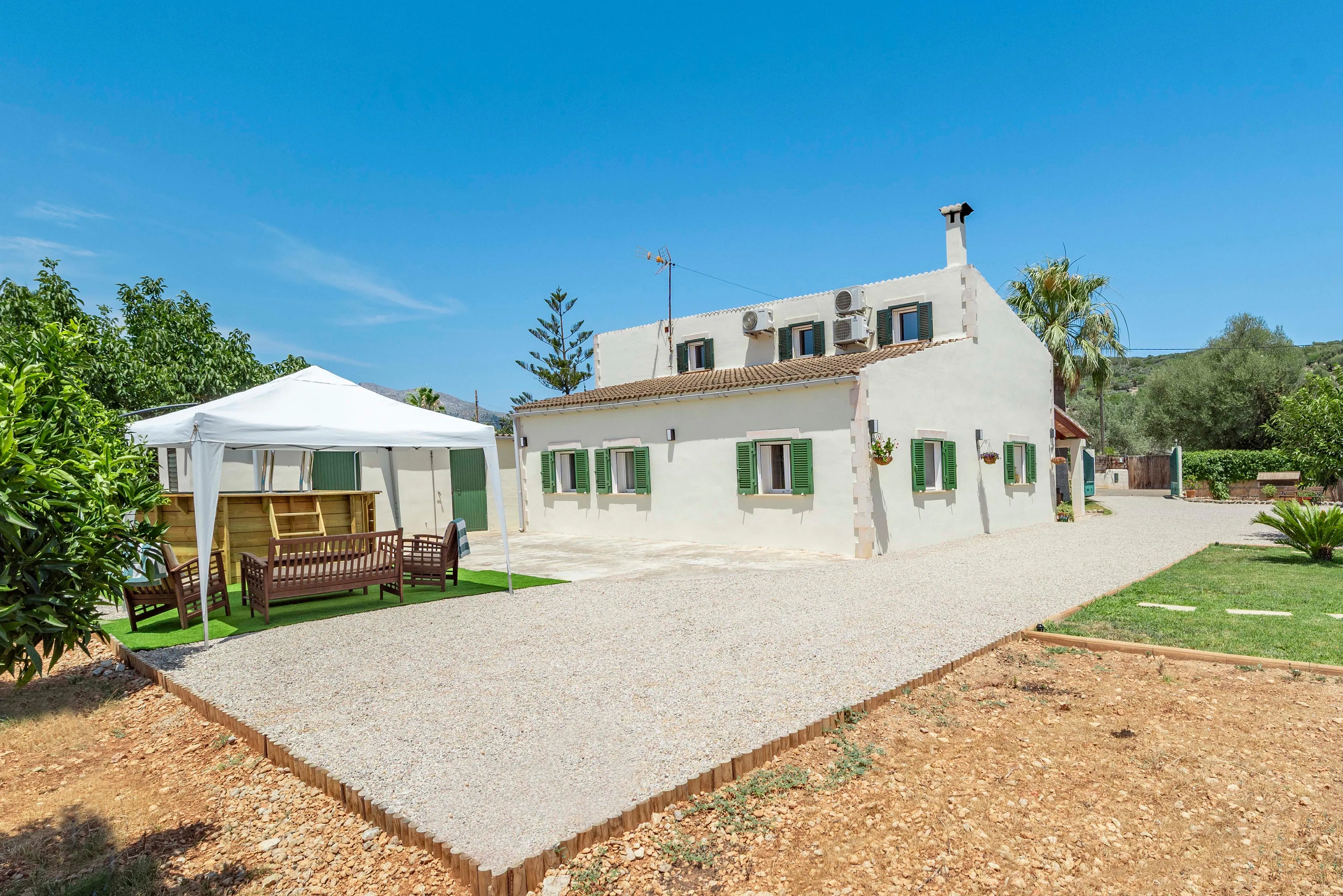 Charming country house with a guest suite and citrus orchard-9