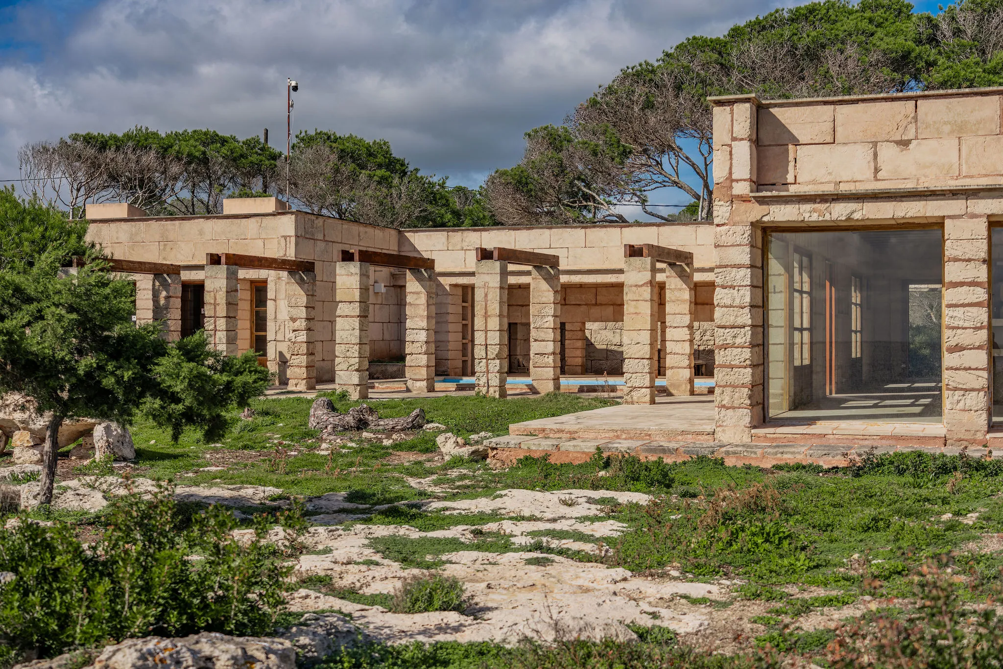 Villa única en primera línea de mar con proyecto aprobado-11