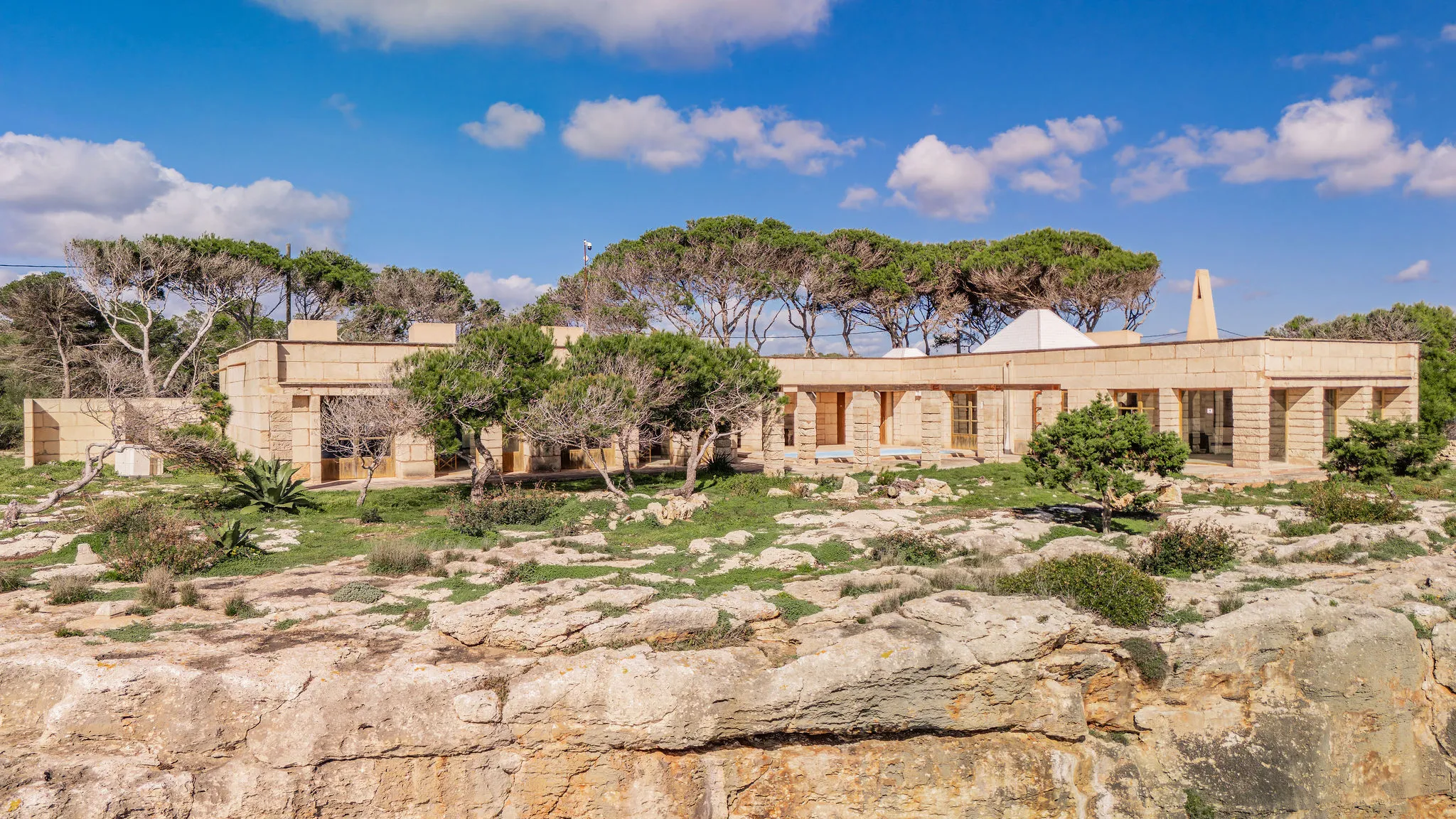 Villa unique en première ligne de mer avec projet approuvé-3
