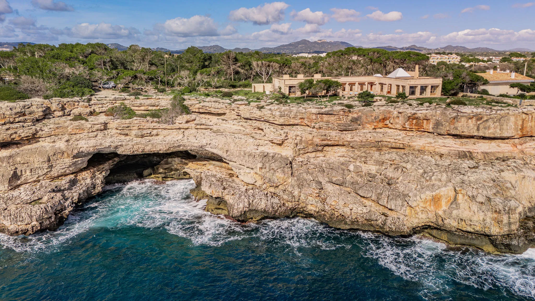 Villa unique en première ligne de mer avec projet approuvé-1