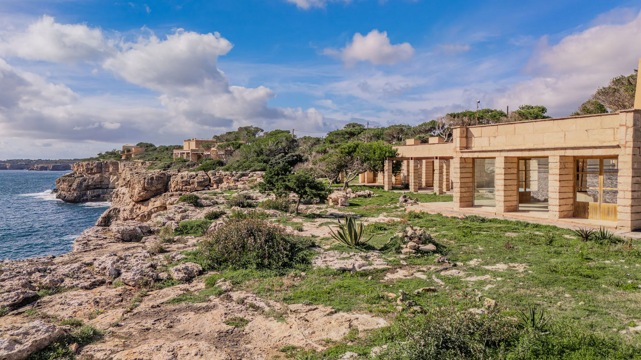 Villa unique en première ligne de mer avec projet approuvé-12