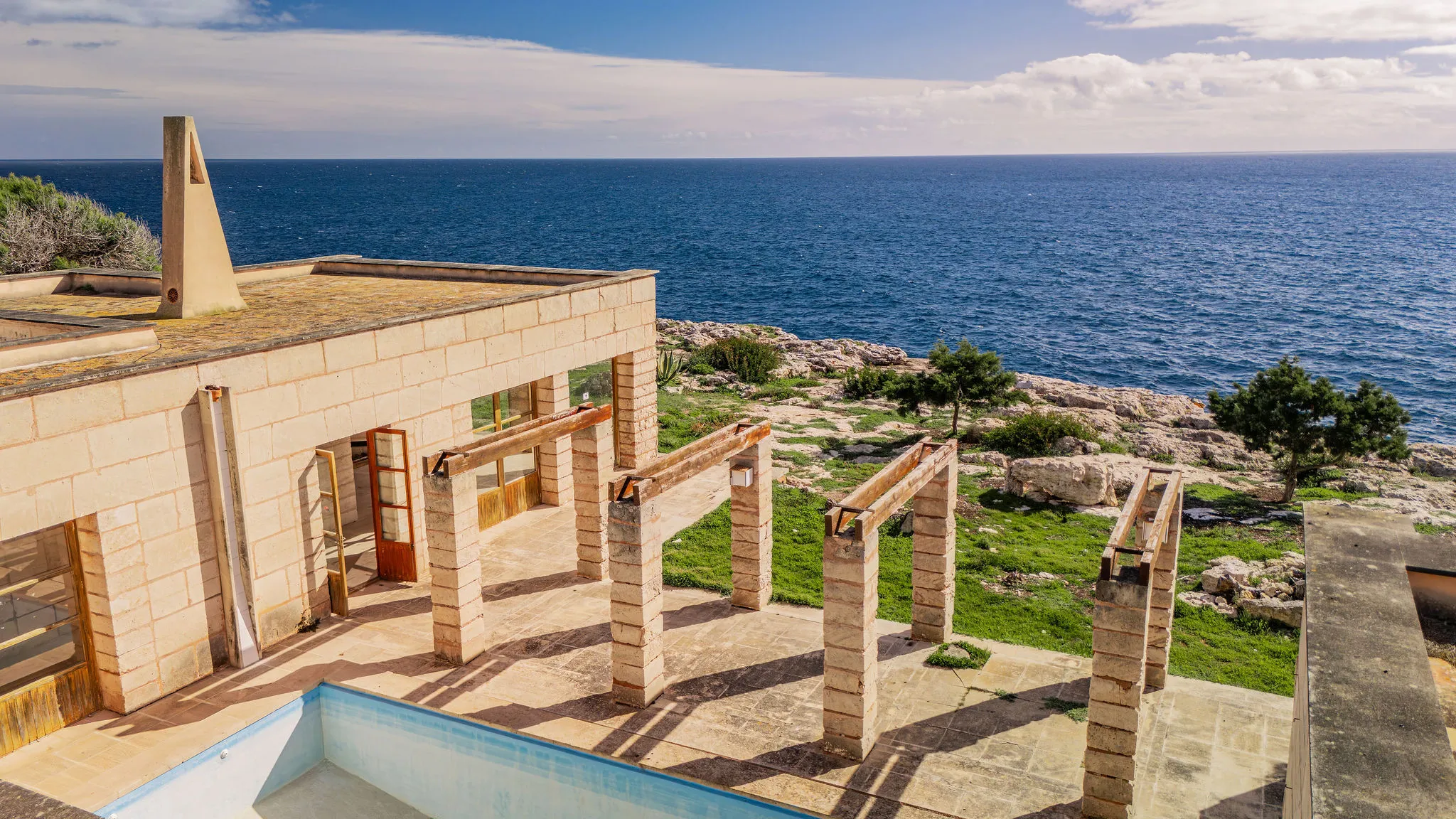 Vila única en primera línia de mar amb projecte aprovat-8