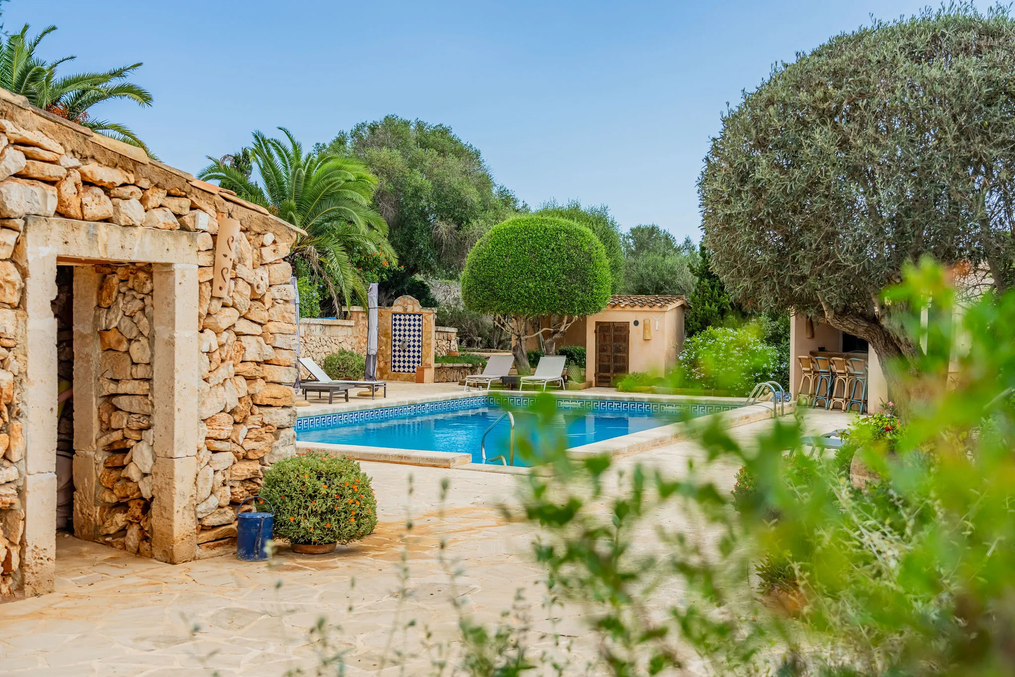 Finca junto al mar con jardín de ensueño-15