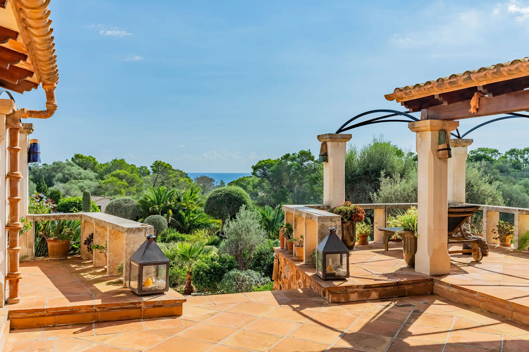 Finca junto al mar con jardín de ensueño-5