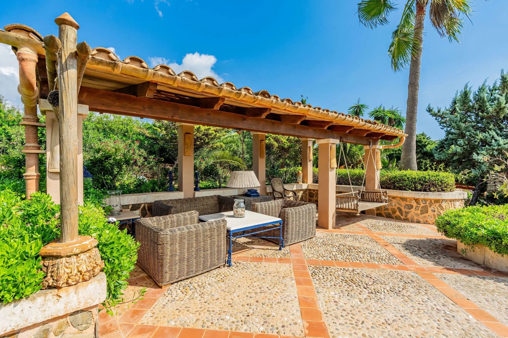 Finca junto al mar con jardín de ensueño-14