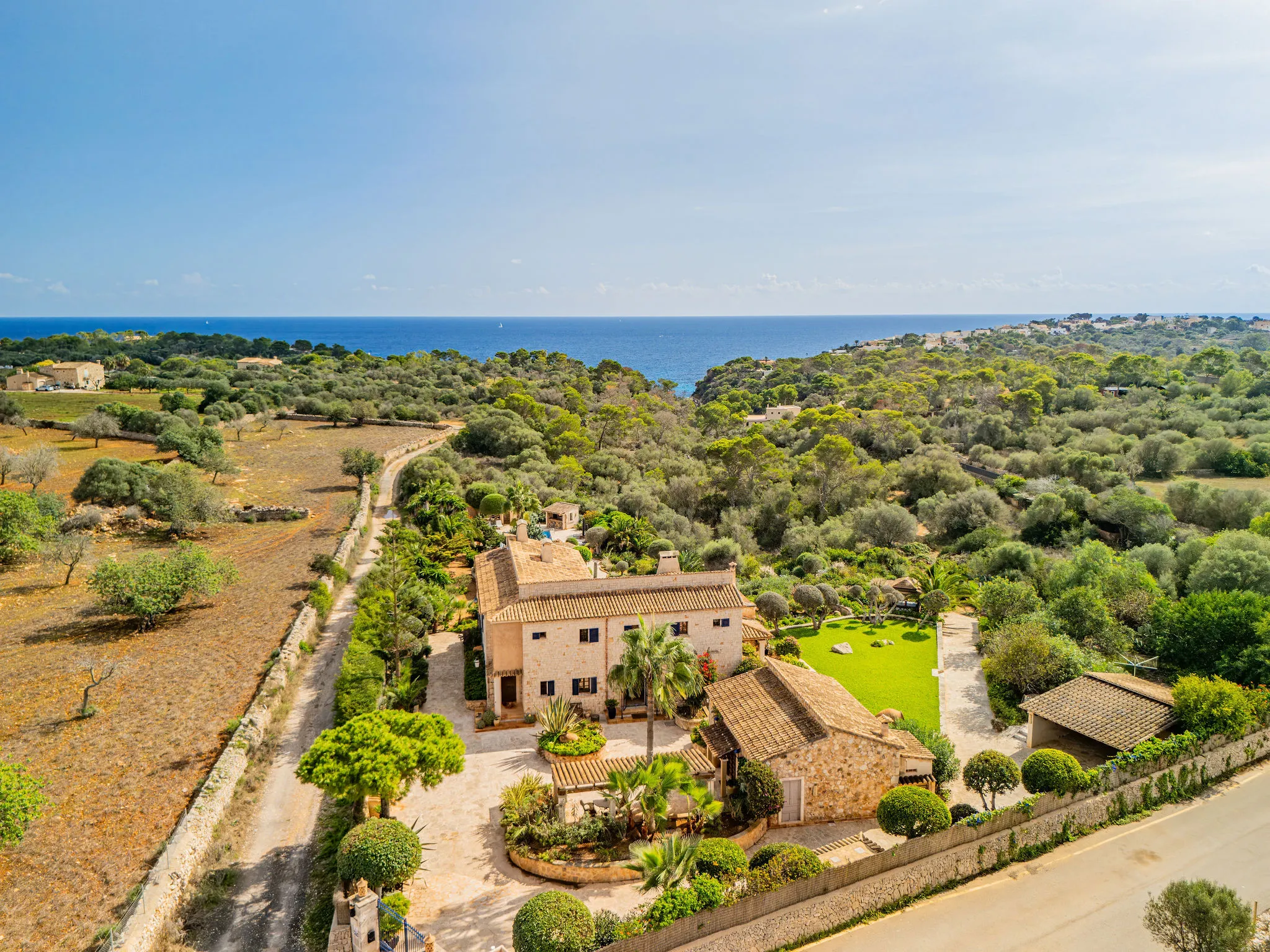Finca junto al mar con jardín de ensueño-2