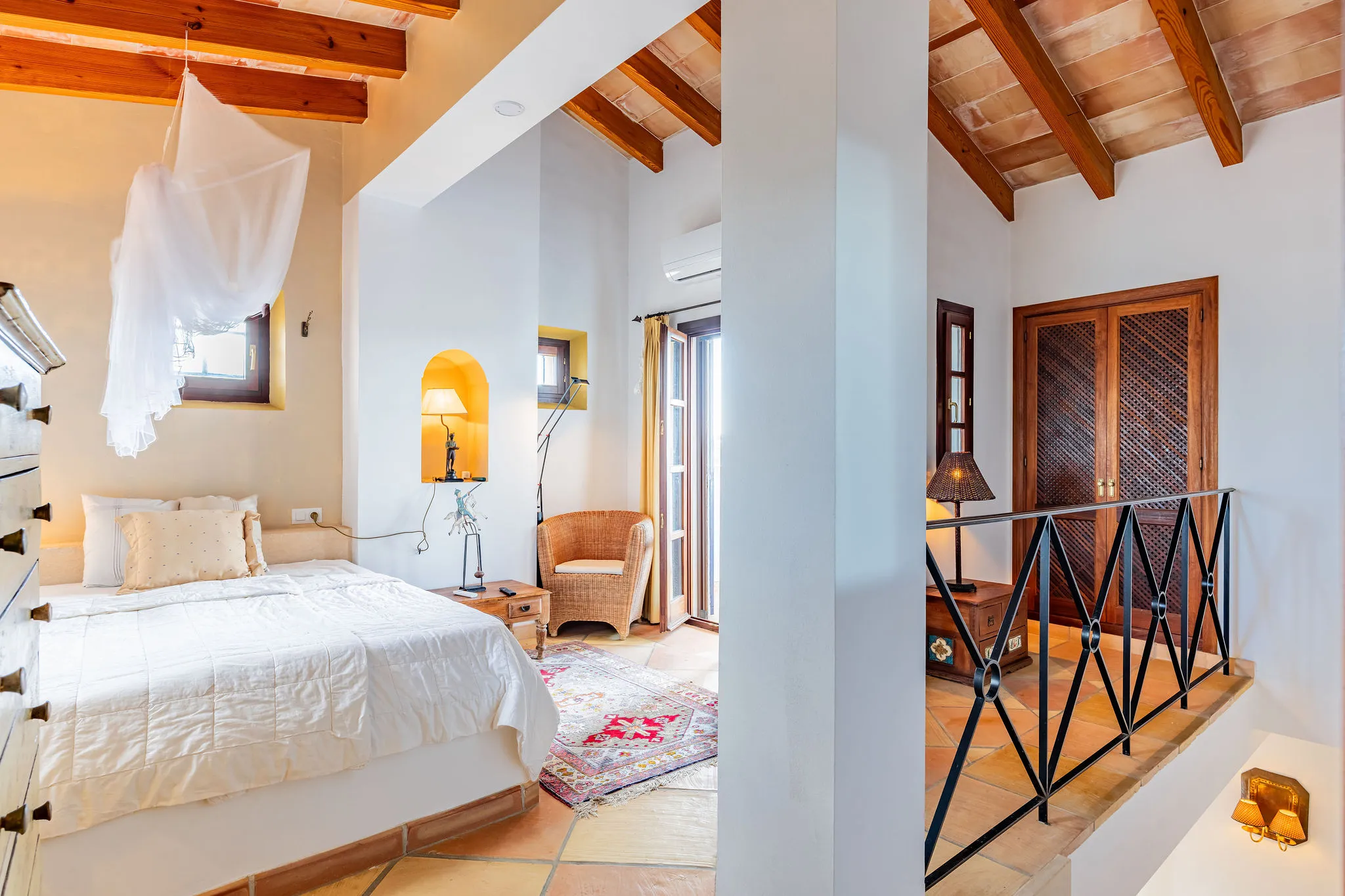 Finca aan zee met droomachtige tuin-12