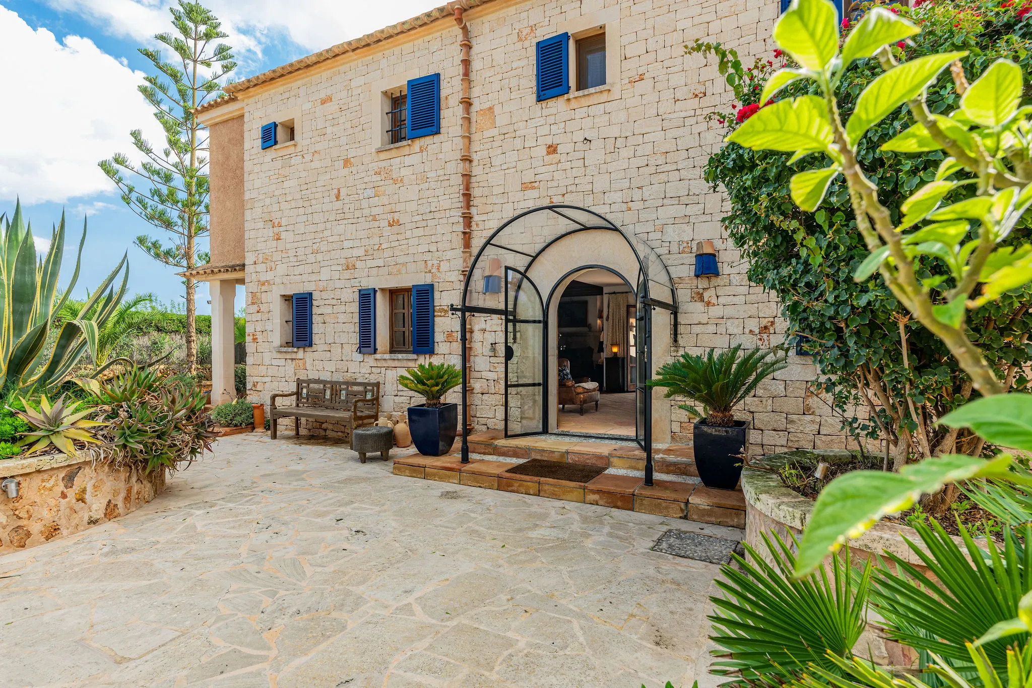 Finca junto al mar con jardín de ensueño-17