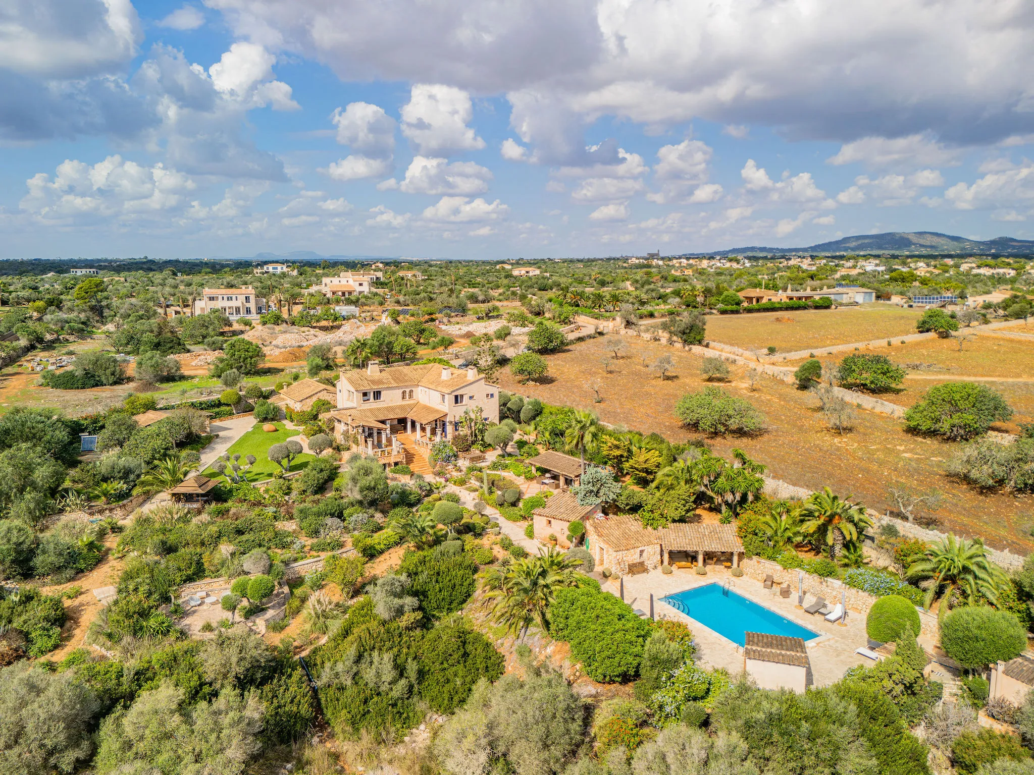 Finca junto al mar con jardín de ensueño-18