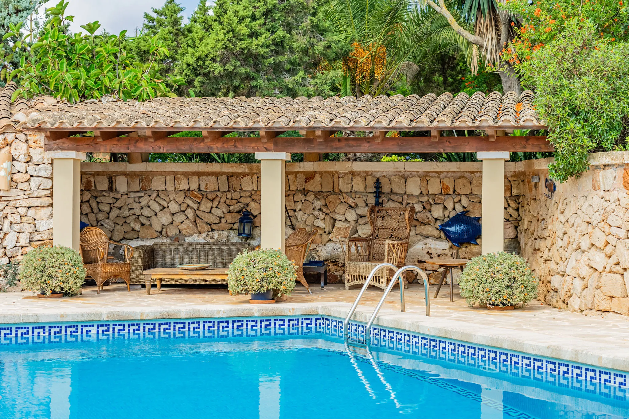 Finca junto al mar con jardín de ensueño-16