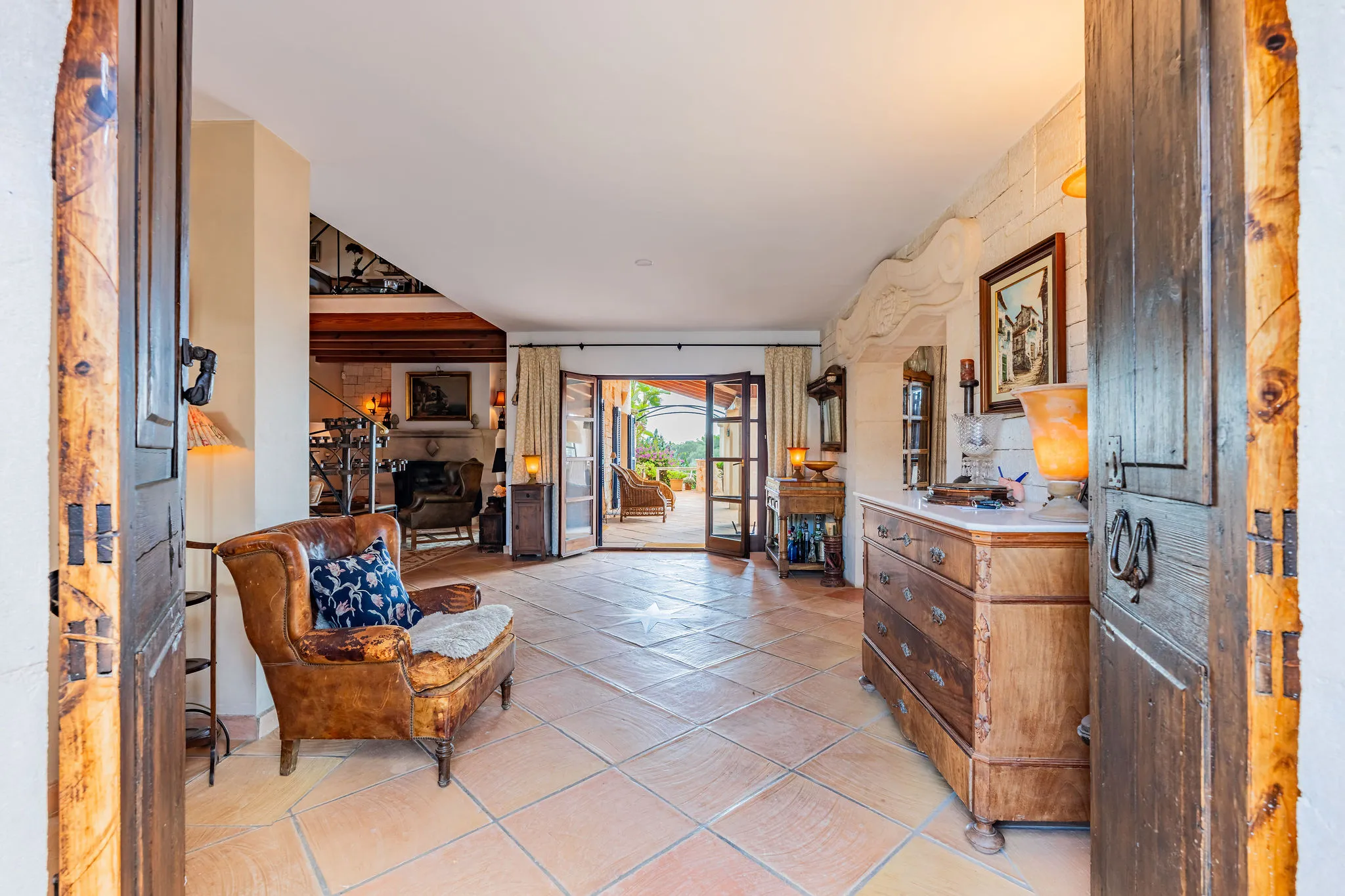 Finca junto al mar con jardín de ensueño-9